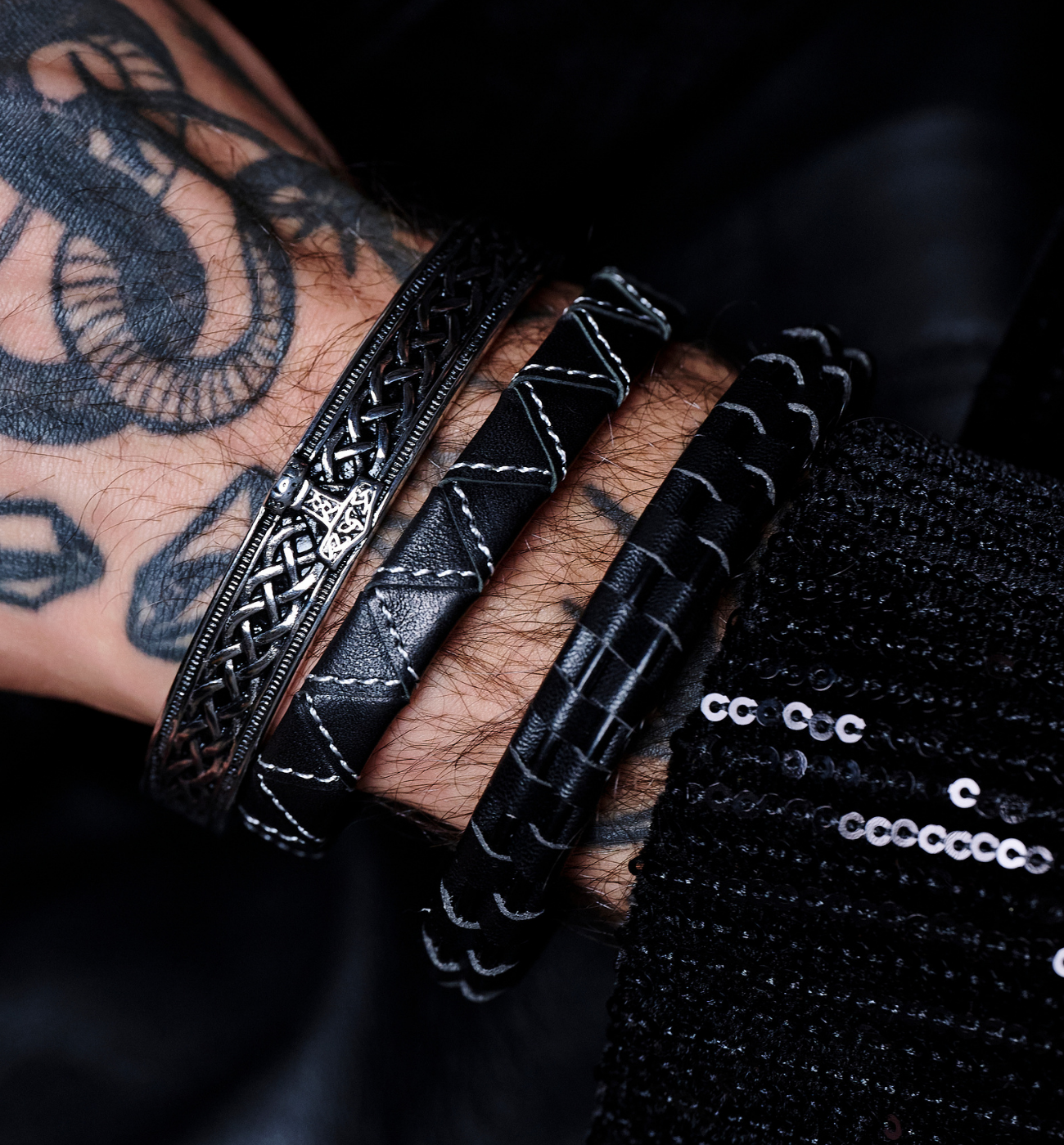 Zestaw męskich bransoletek z czarnej skóry i stalowych detal ZN0101 - By Dziubeka