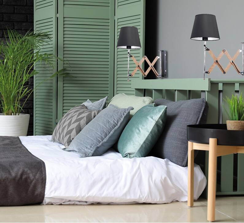 Czarny kinkiet ścienny z regulacją do salonu MITO drewno-metal