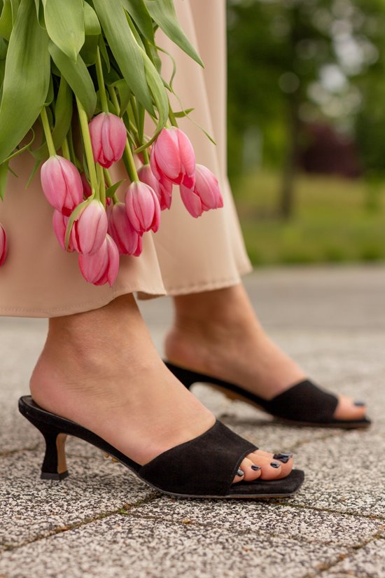 Klapki na niskim obcasie K01 Czarny zamsz