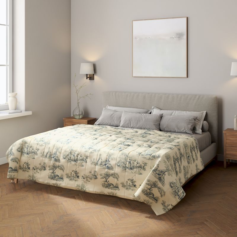 Narzuta pikowana w pasy Dekoria 100 x 160 cm scenki rodzajowe w kolorze niebieskim na tle ecru 1 szt.