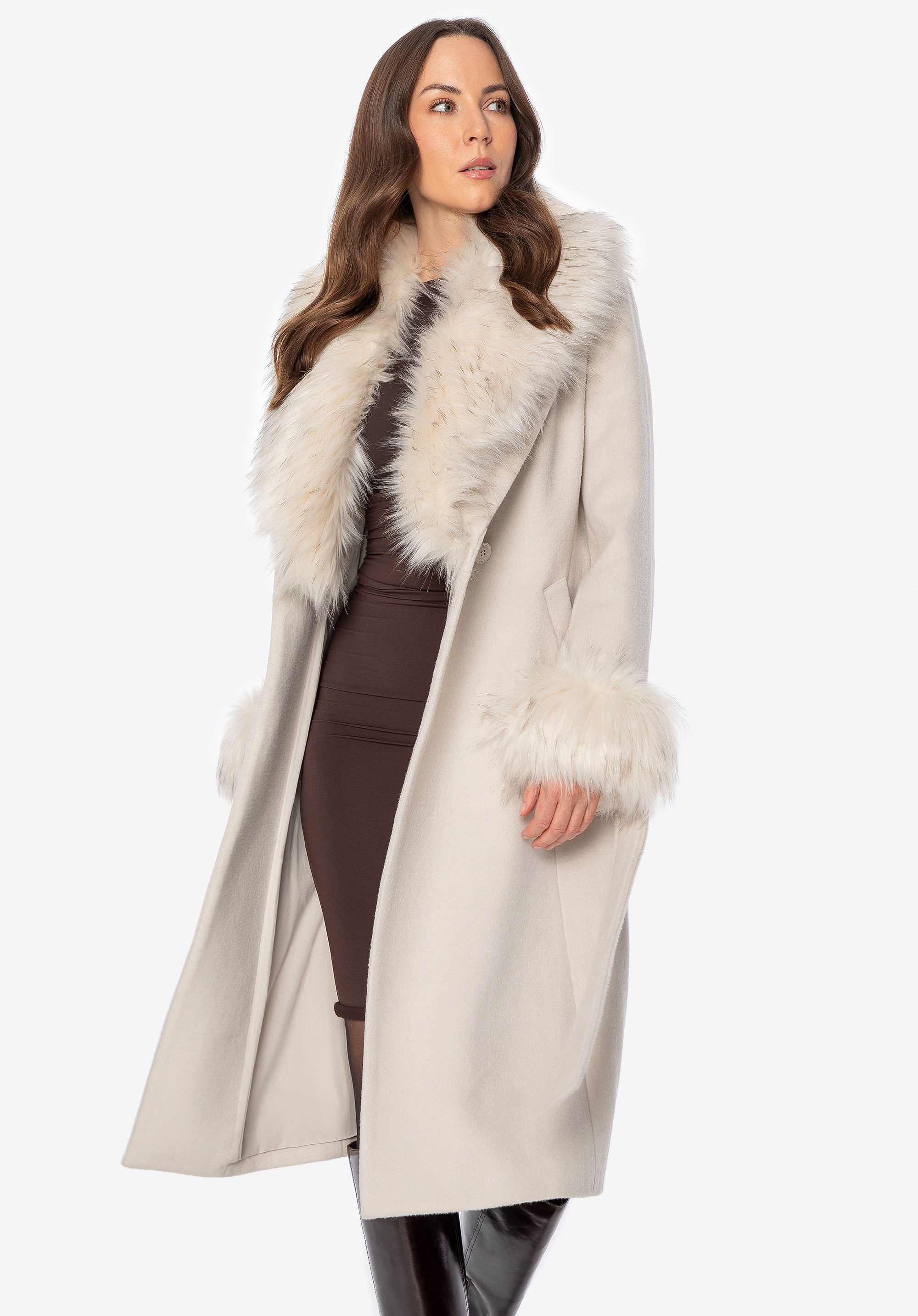 Płaszcz damski z wełną i futrzanymi elementami kremowy