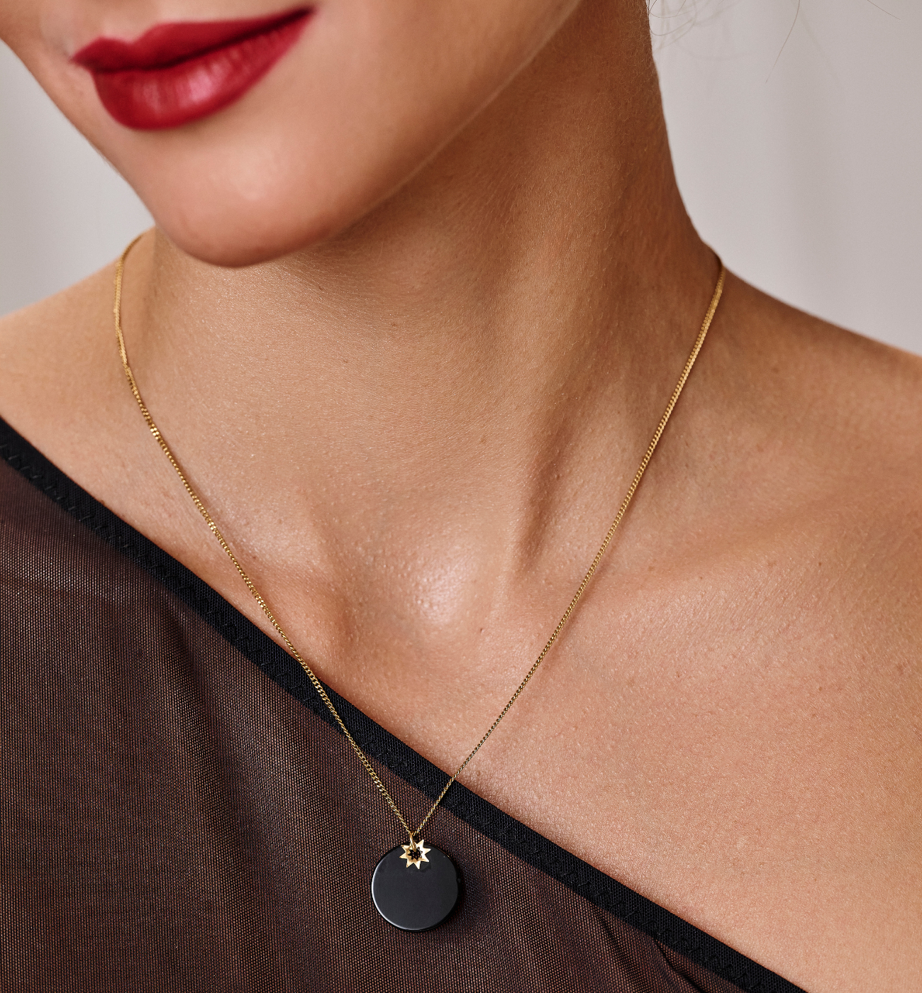Złoty naszyjnik z czarnym agatem i gwiazdką - By Dziubeka