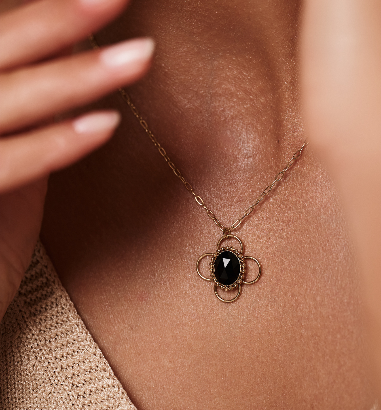 Naszyjnik z czarnym agatem NEA0001