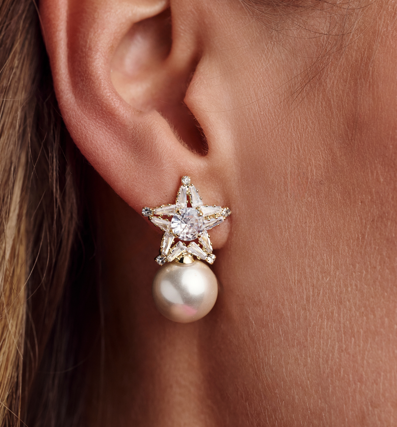 Kolczyki z gwiazdą z kryształów i perłą złote KLU0198 - By Dziubeka
