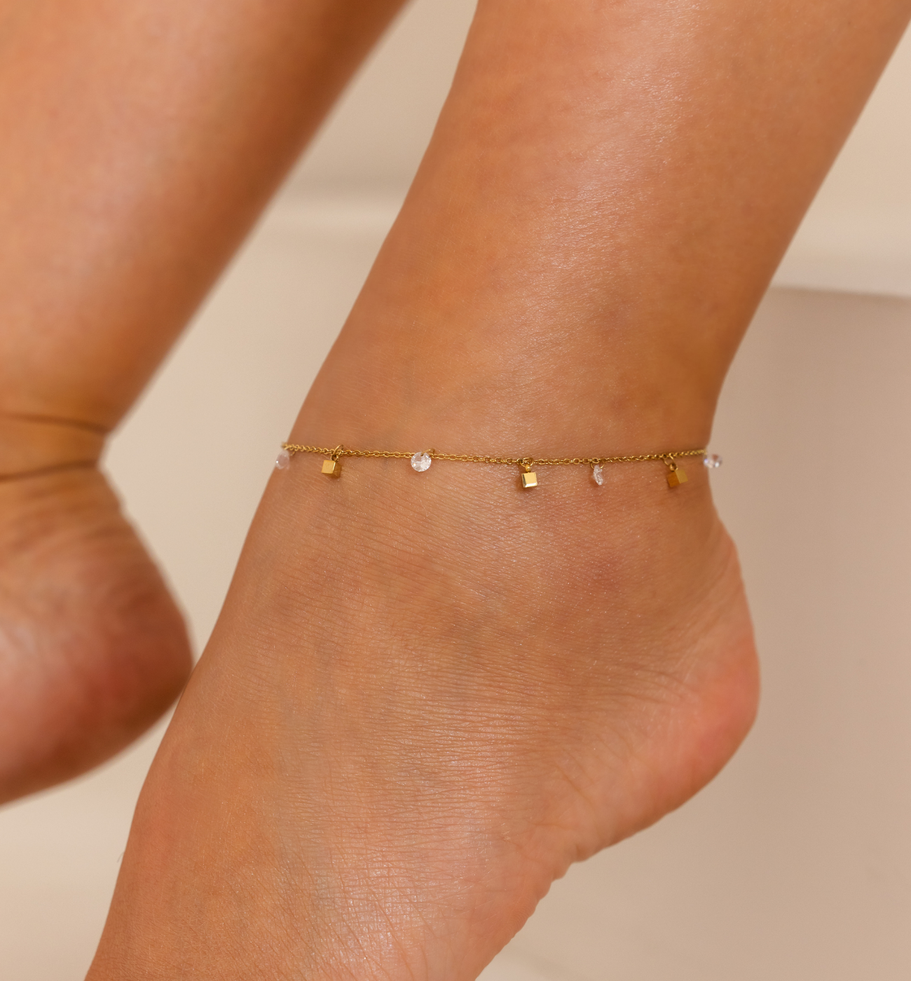Bransoletka na nogę złota z kryształkami BNSY0043 - By Dziubeka