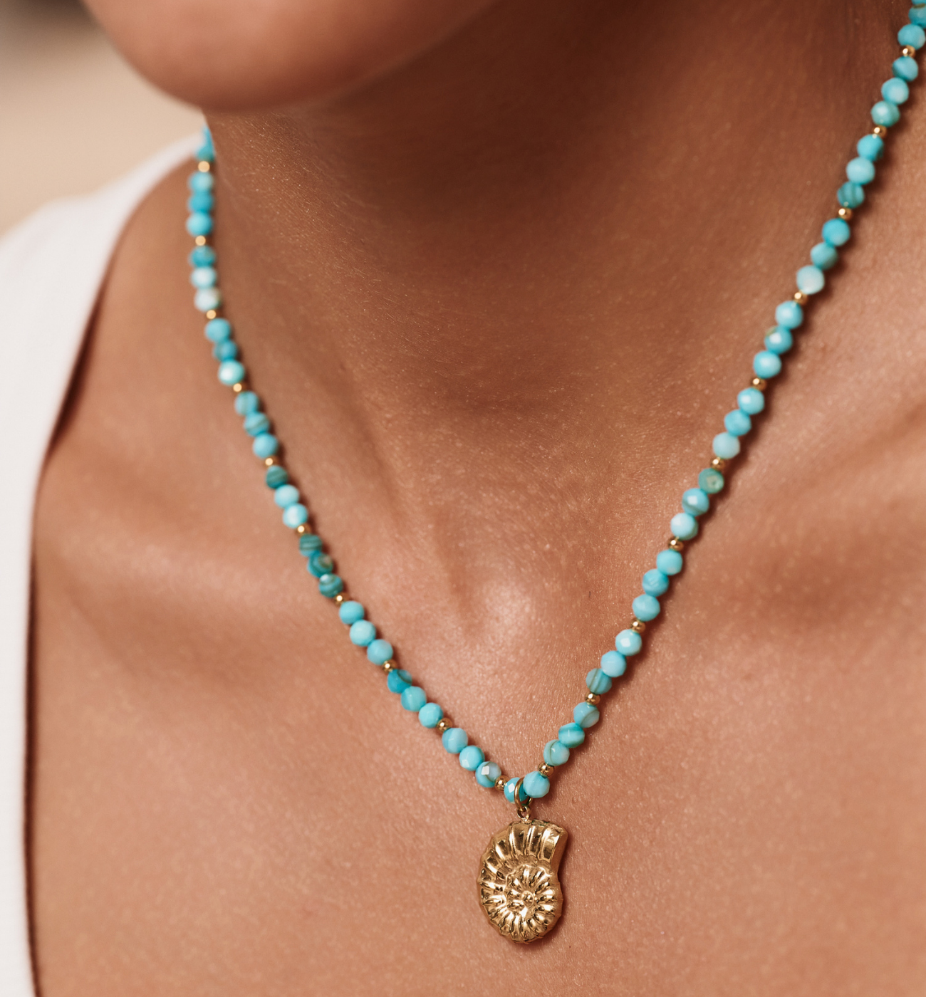 Naszyjnik turkusowy z zawieszką złotą muszlą NTW1525