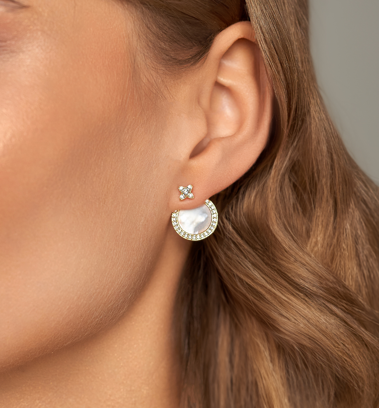 Kolczyki okrągłe z masą perłową złote Cosquín KSS1673