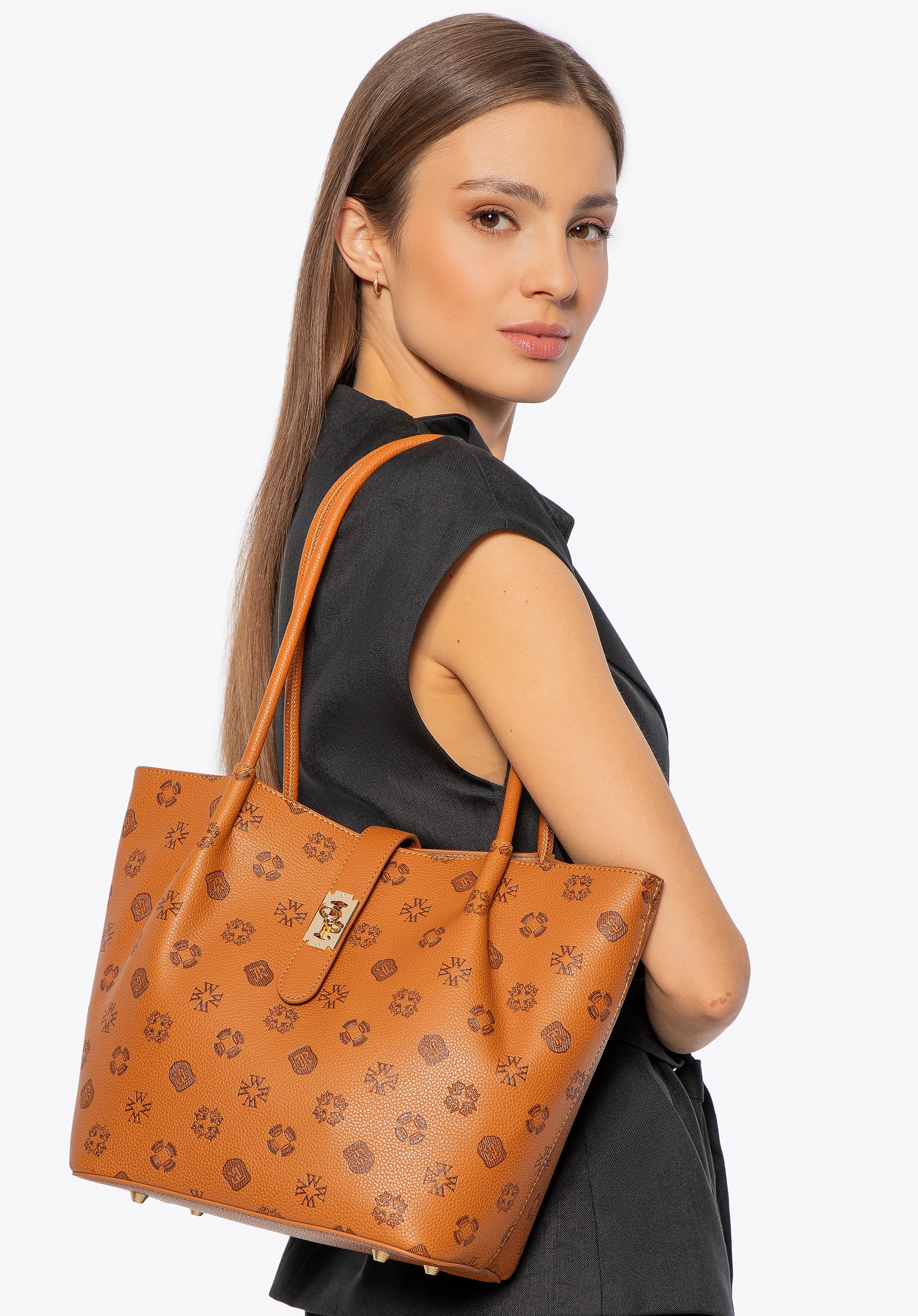 Damski kuferek z ekoskóry z tłoczoną sygnaturą duży jasny brąz