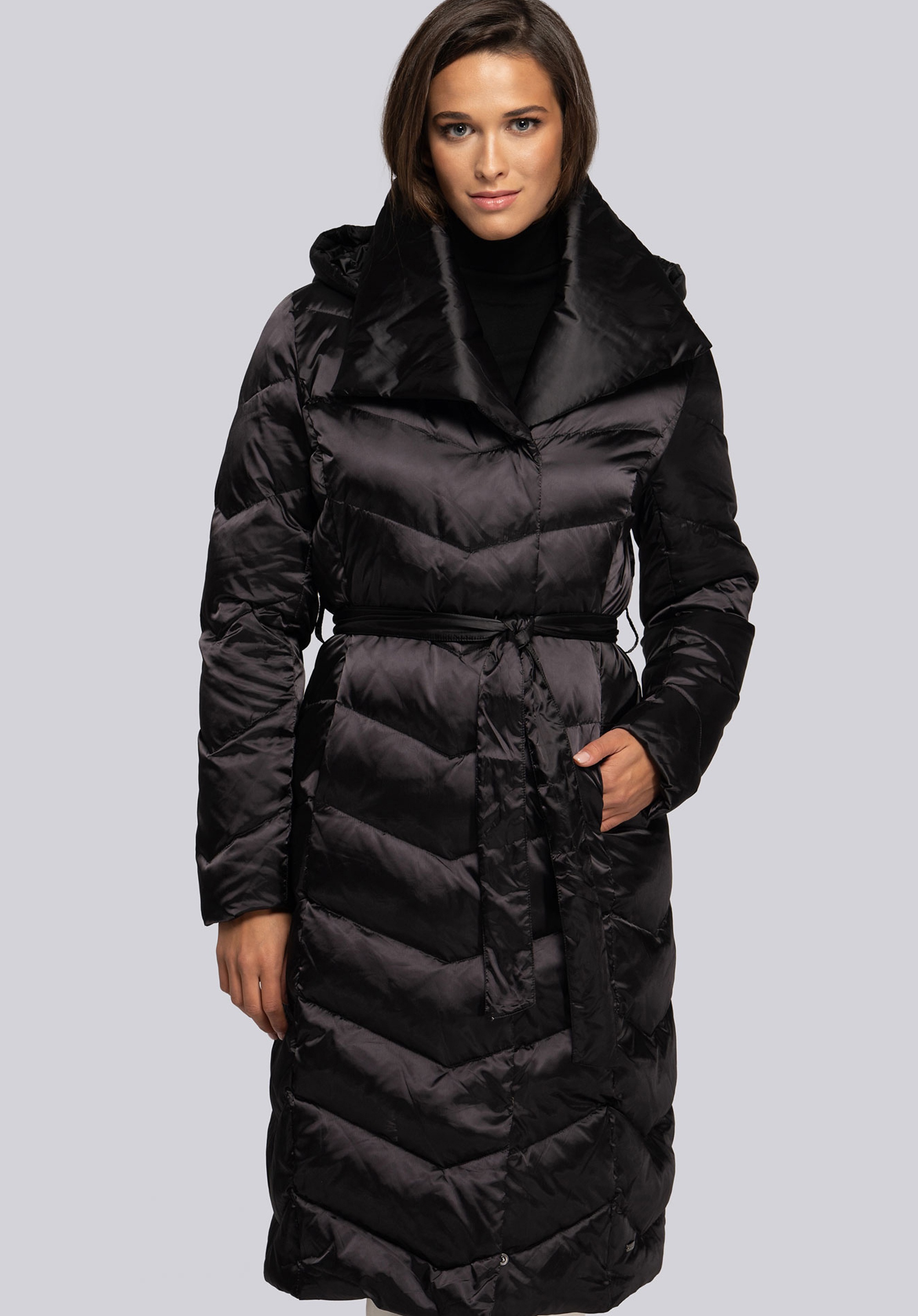 Damski płaszcz puchowy z kapturem czarny