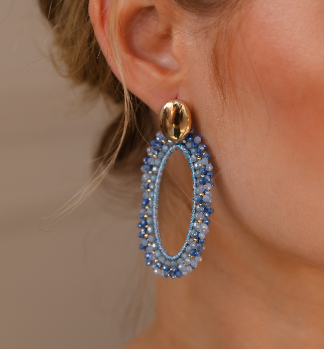 Kolczyki z błękitnymi kryształkami KWE0332 - By Dziubeka