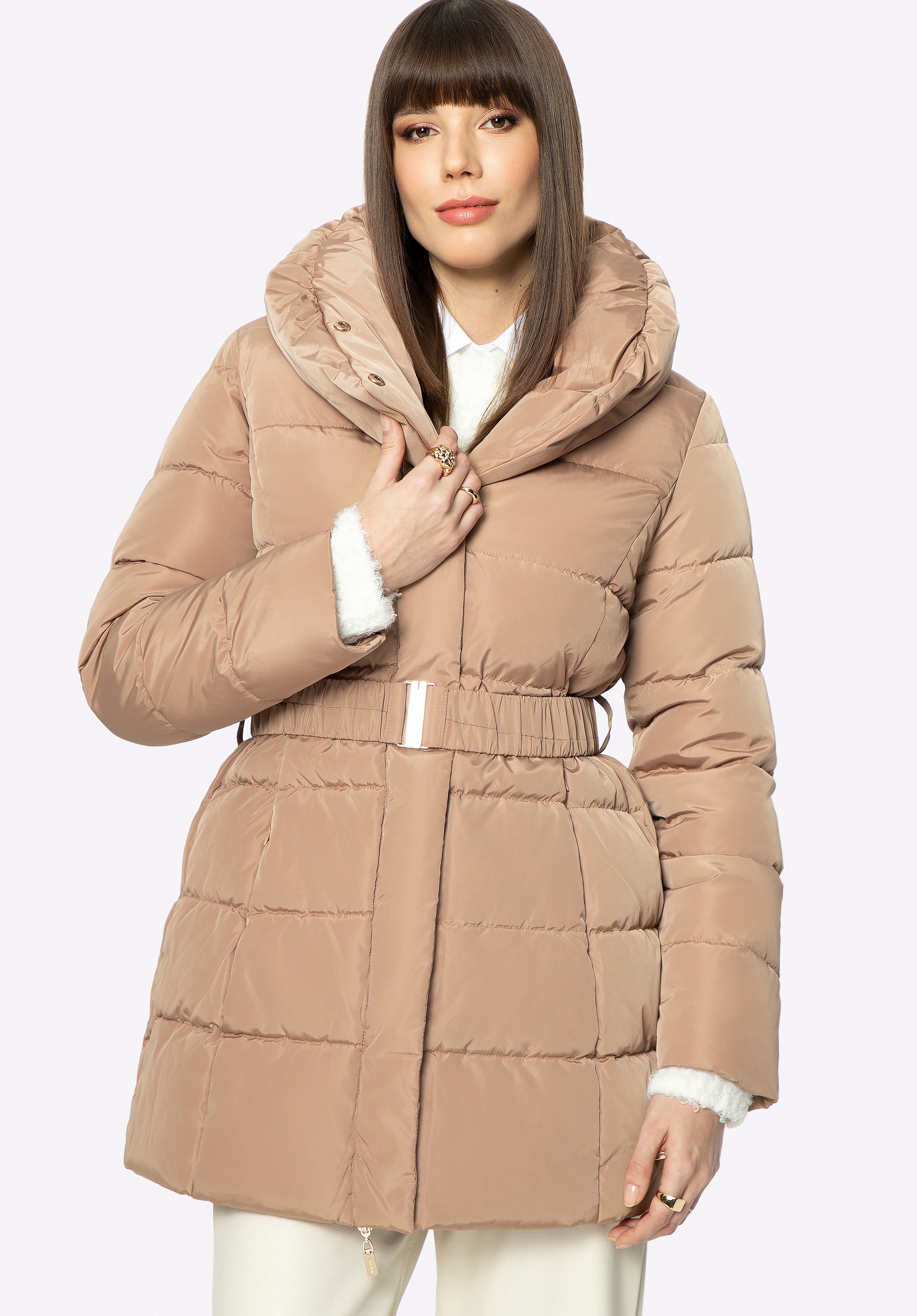 Damska kurtka puchowa z paskiem i wysokim kołnierzem złota