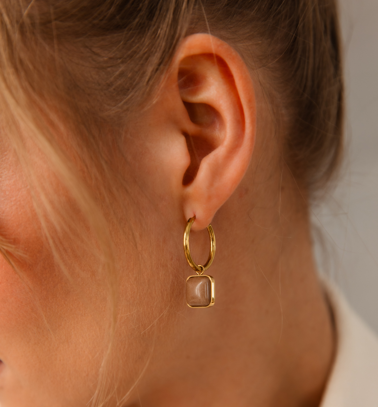 Kolczyk koła z kwadracikami Mocha Mousse KSA2348