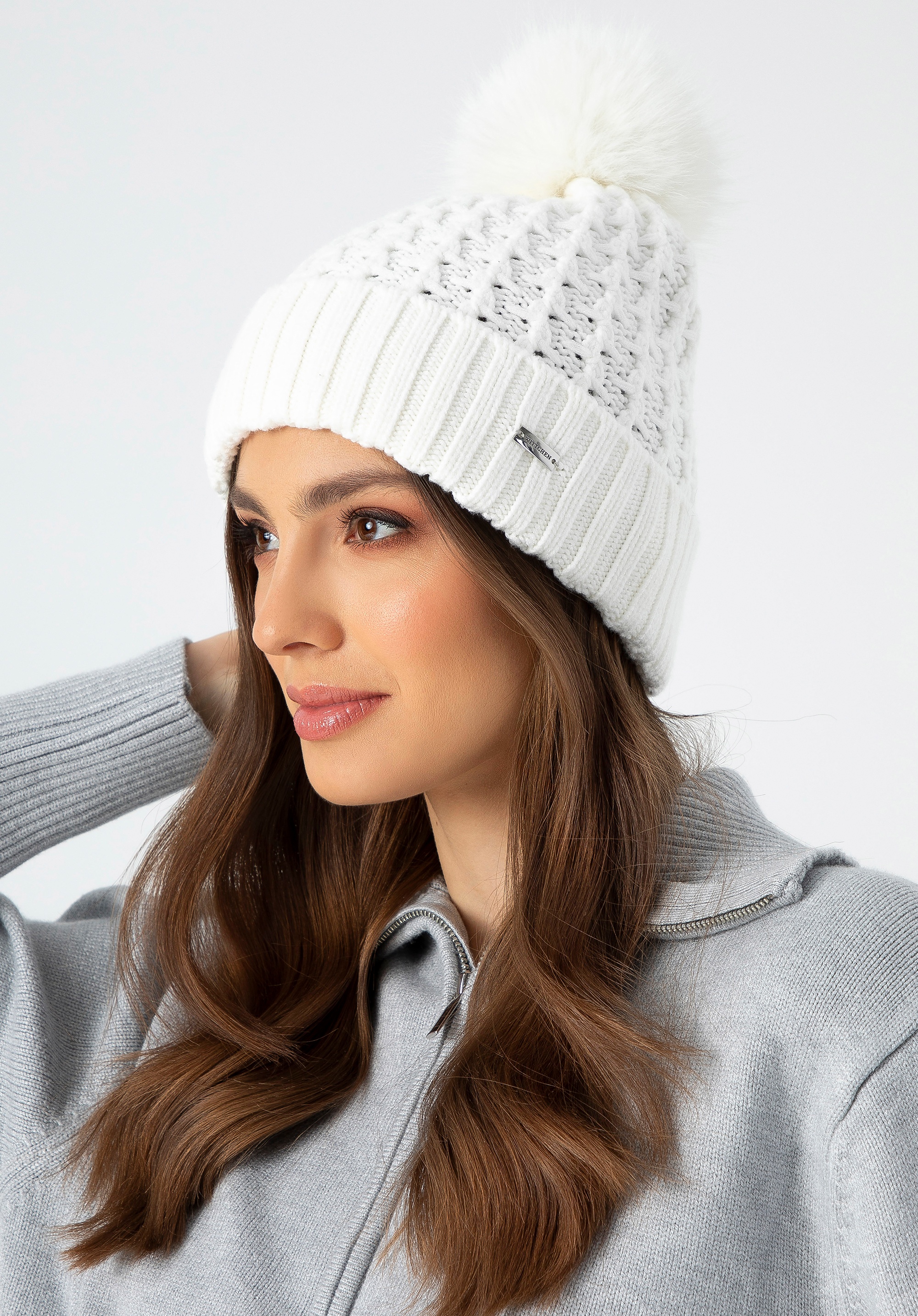 Damska czapka o splocie w drobny wzór biała