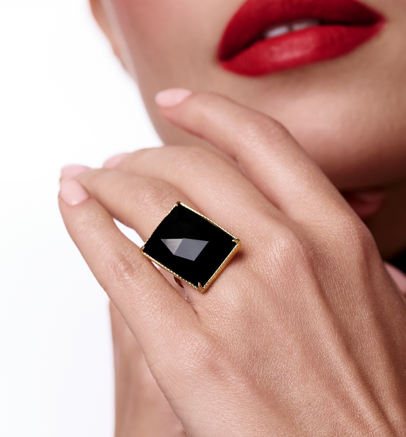 Pierścionek z czarnym agatem w złotej oprawie PEA0045 - By Dziubeka