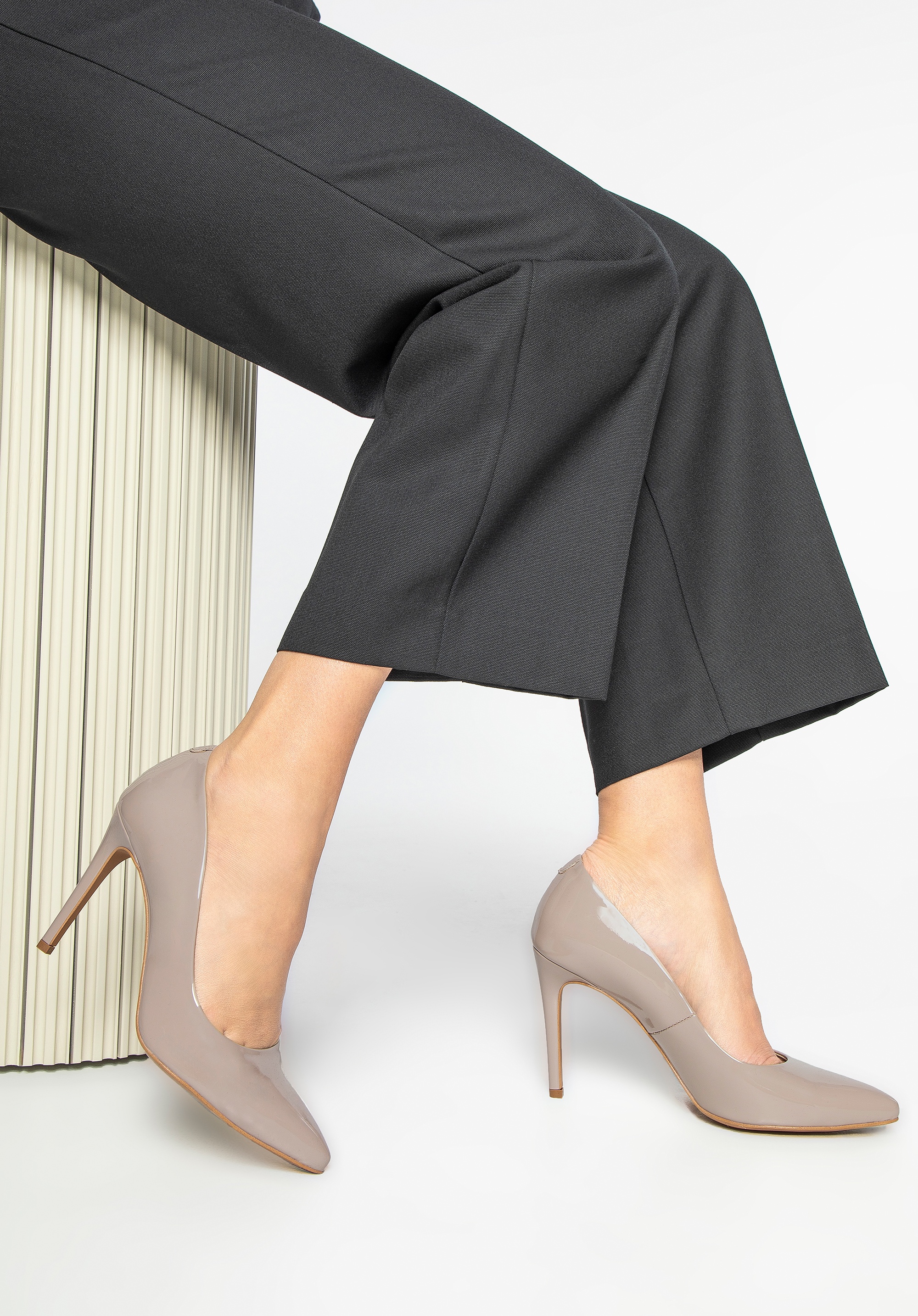 Szpilki ze skóry lakierowanej klasyczne beżowe