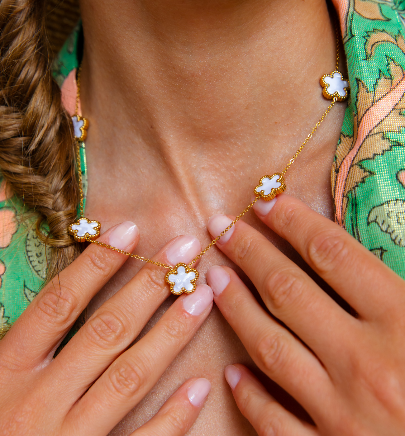 Naszyjnik z kwiatkami z masy perłowej i złoconego łańcuszka NSY0662