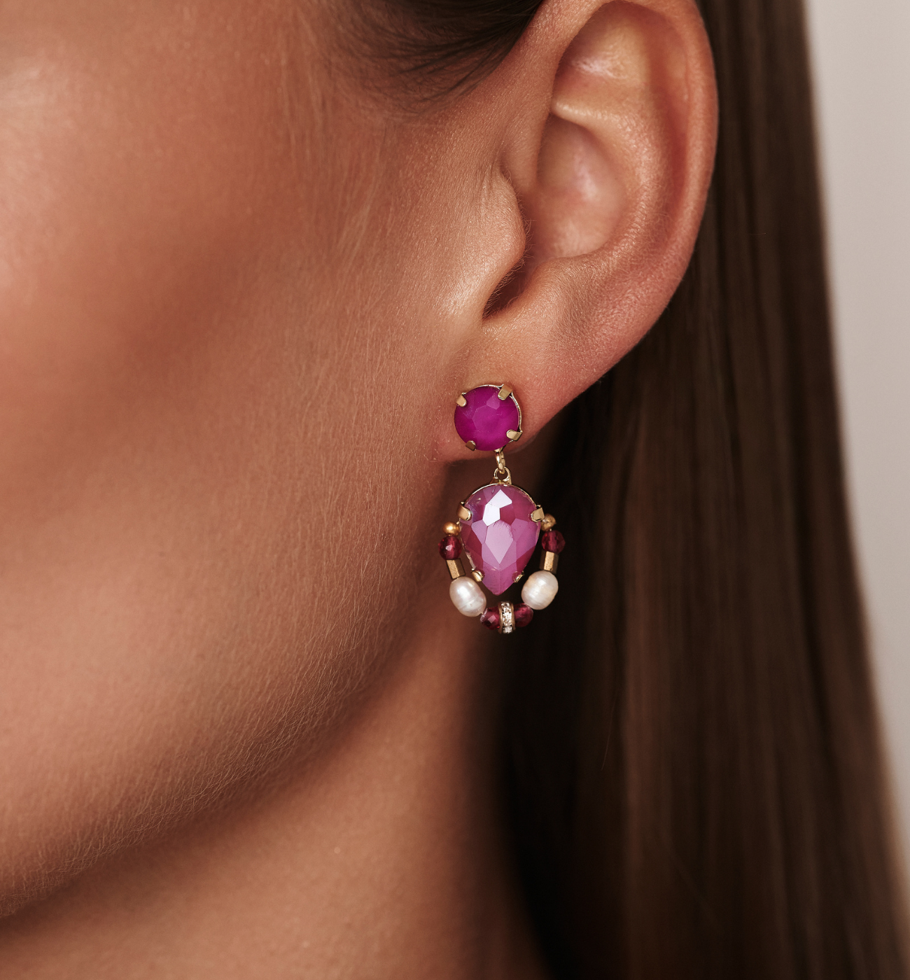 Kolczyki fuksjowe z perełkami i kryształami KGA0052 - By Dziubeka