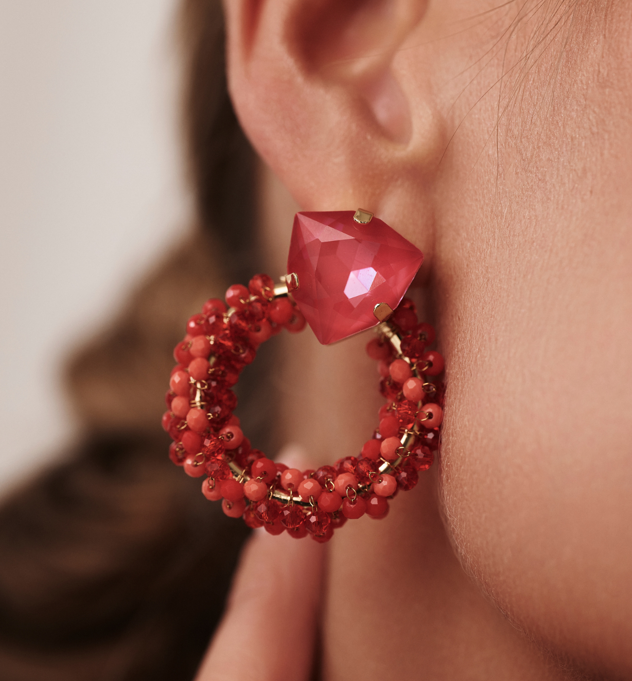 Kolczyki okrągłe z czerwonymi kryształami KGA0048