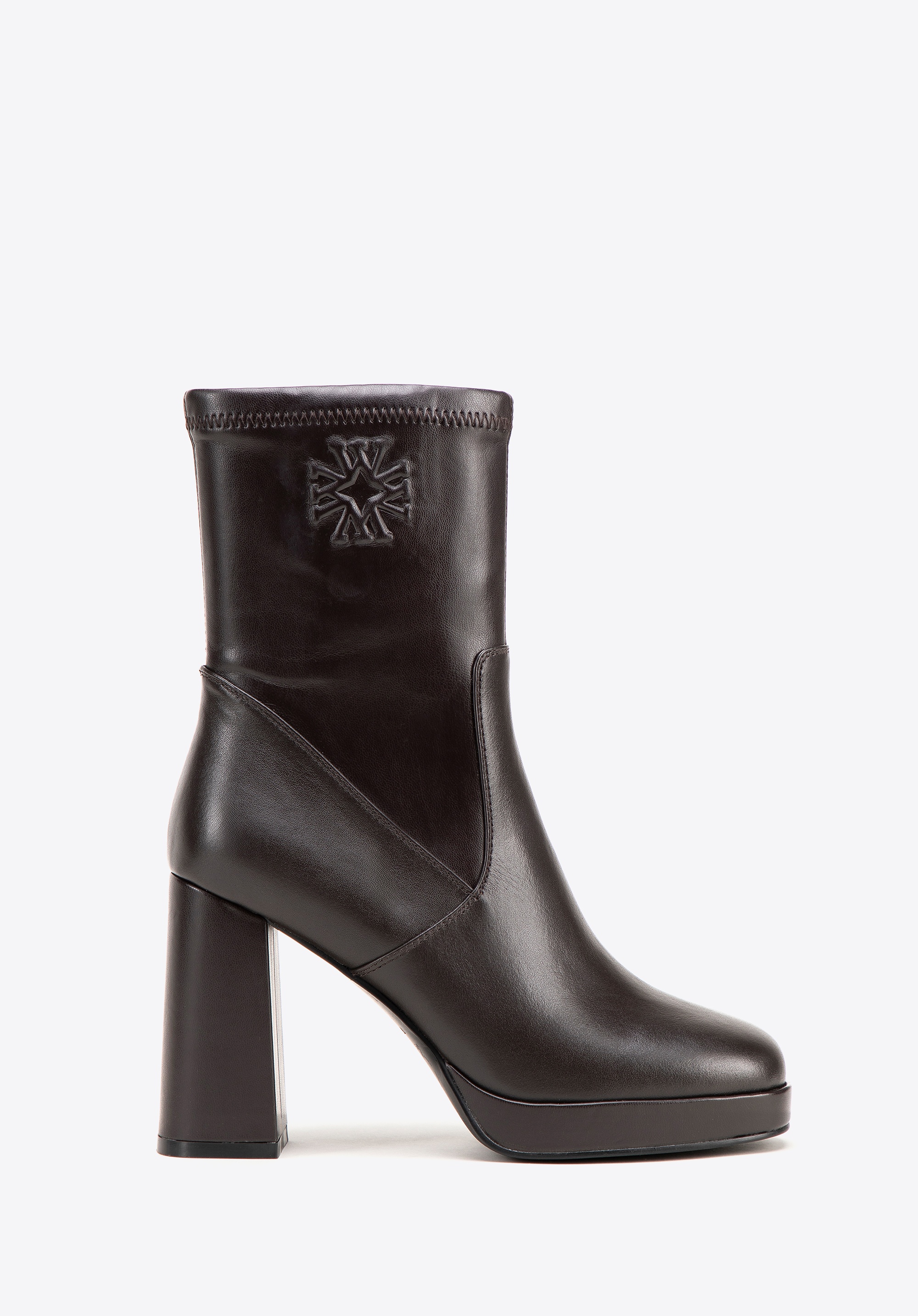 Damskie botki na wysokim słupku z monogramem brązowe