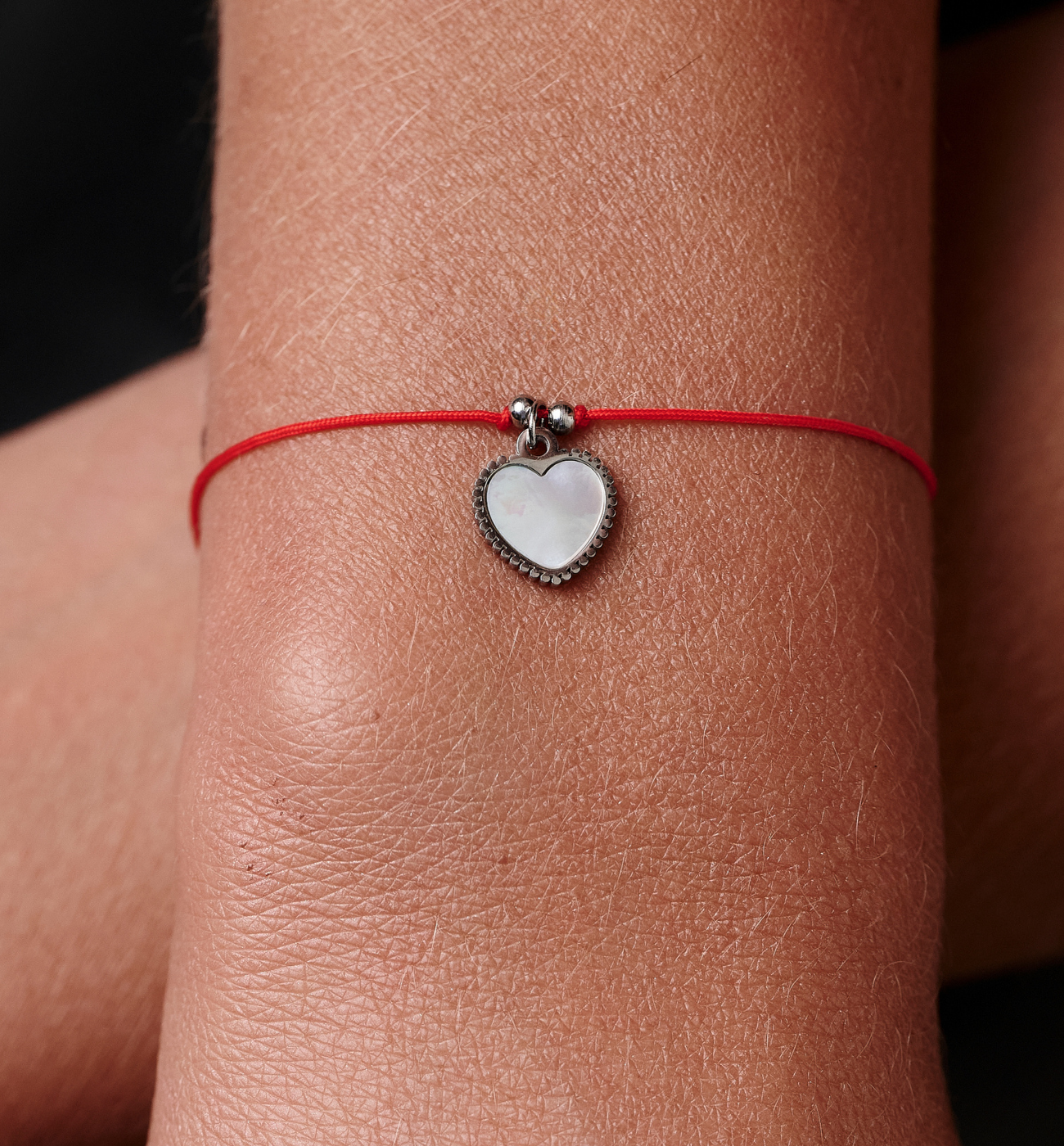 Bransoletka z czerwonym sznurkiem i serduszkiem BGL1017 - By Dziubeka