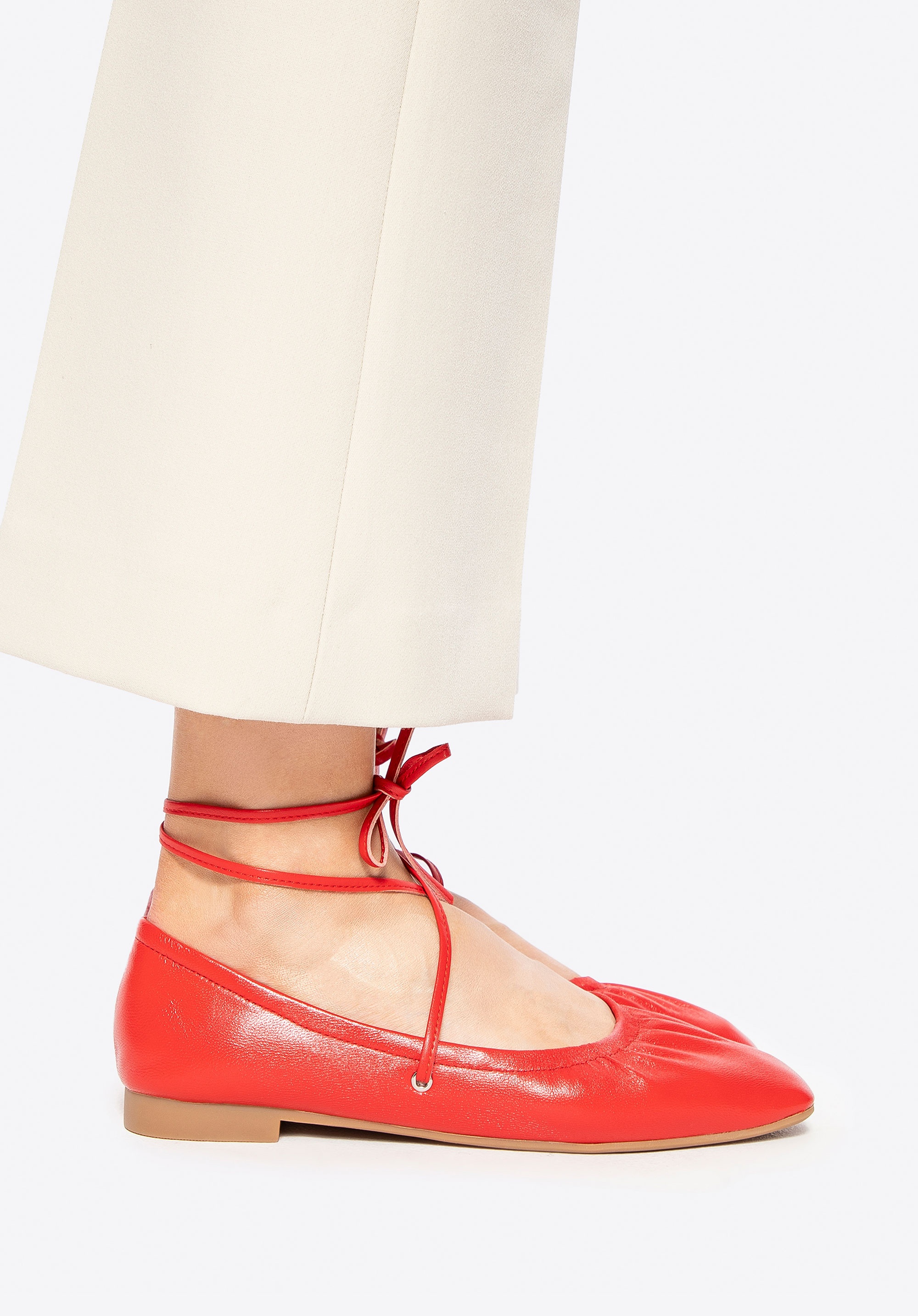 Baleriny ze skóry naturalnej z wiązaniem czerwone