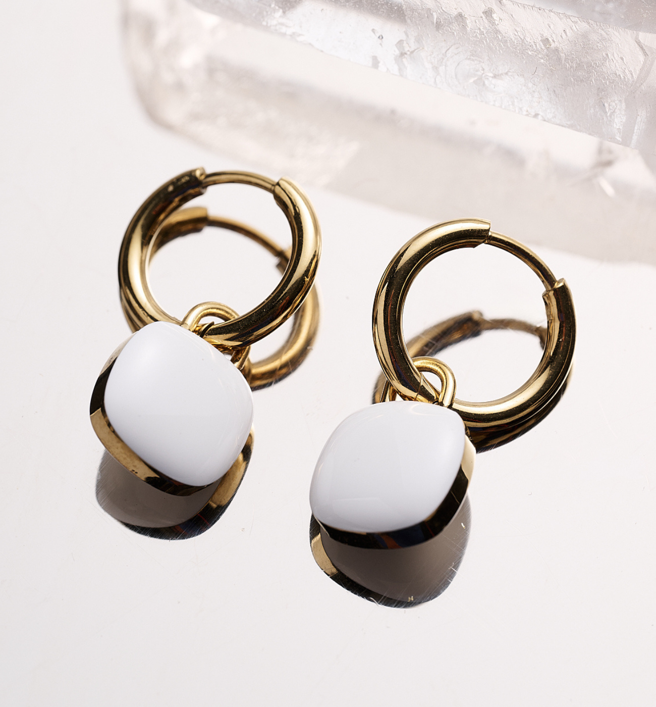 Kolczyki kółka z białą zawieszką KSY0370 - By Dziubeka