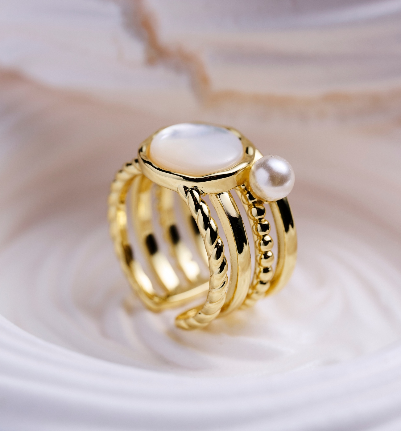 Pierścionek złocony z masą perłową i perłą PSS0219