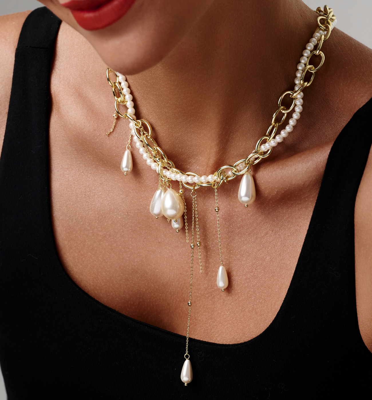 Naszyjnik z pereł i złoconego łańcucha z kaskadą wiszących detali NPE0389