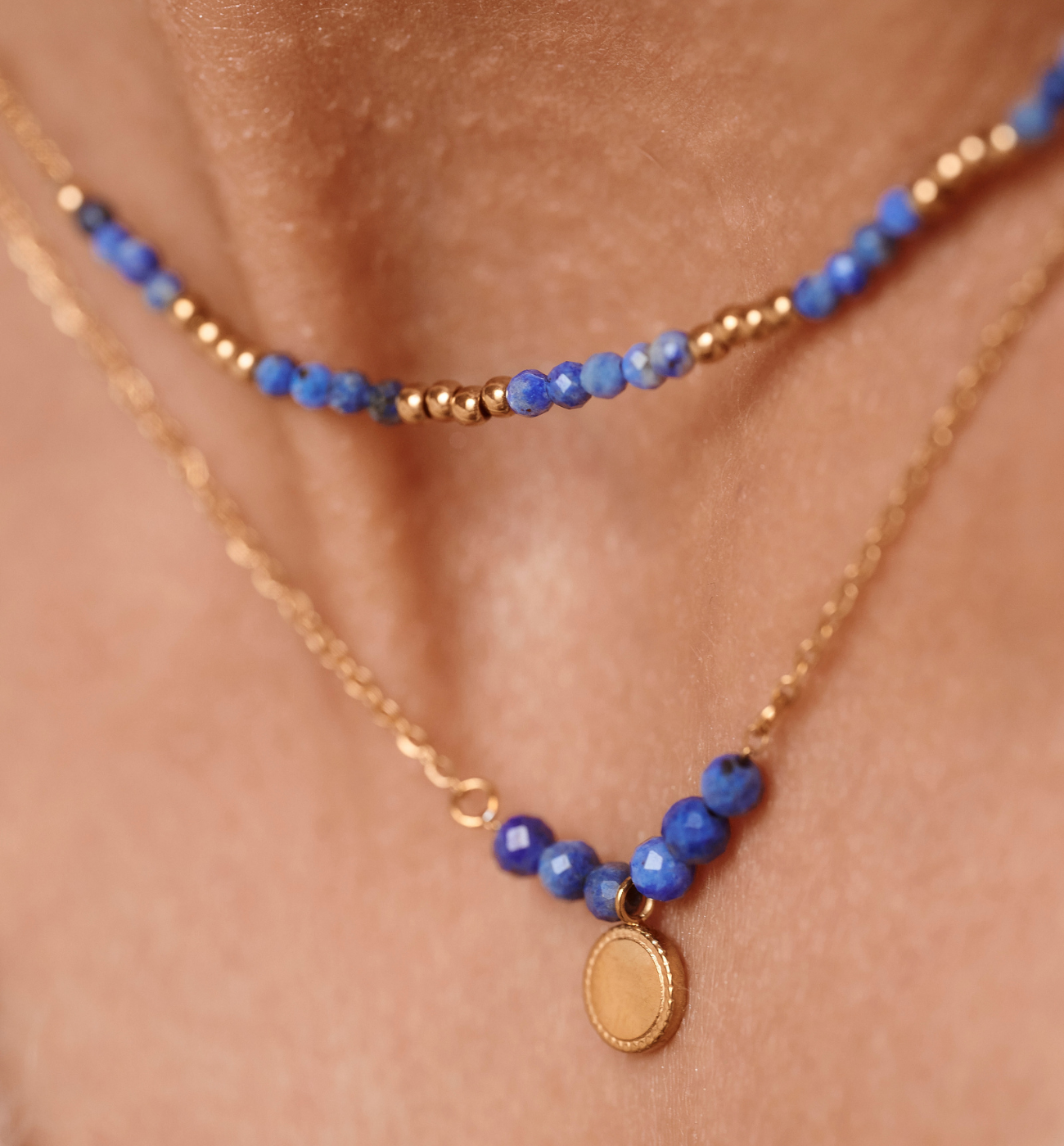 Naszyjnik warstwowy ze złoceniem i lapis lazuli NEA0101