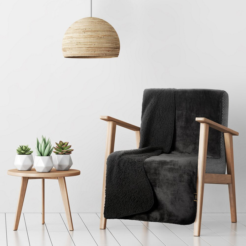 Koc 70x160 cm TERRIA czarny dwustronny z miękkiej tkaniny barankowej do fotela