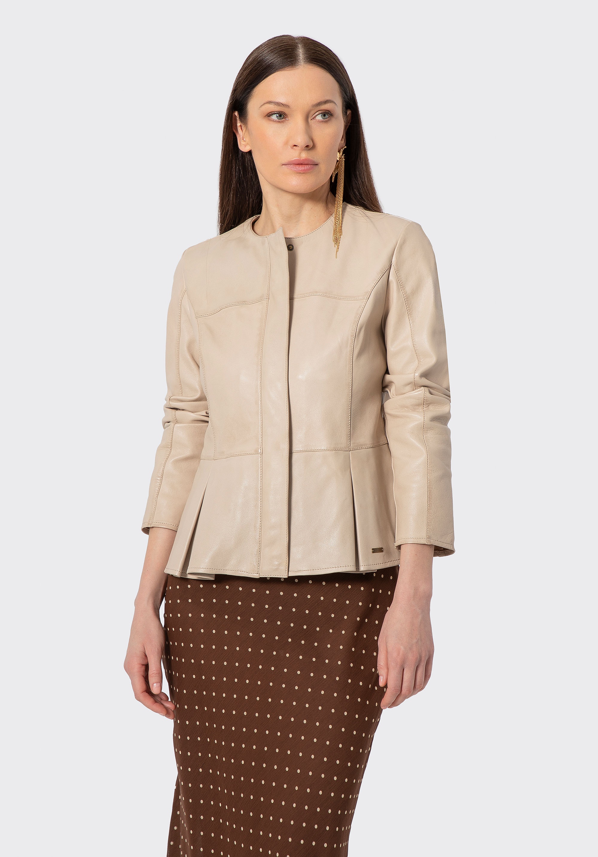 Damska kurtka skórzana z baskinką kremowa