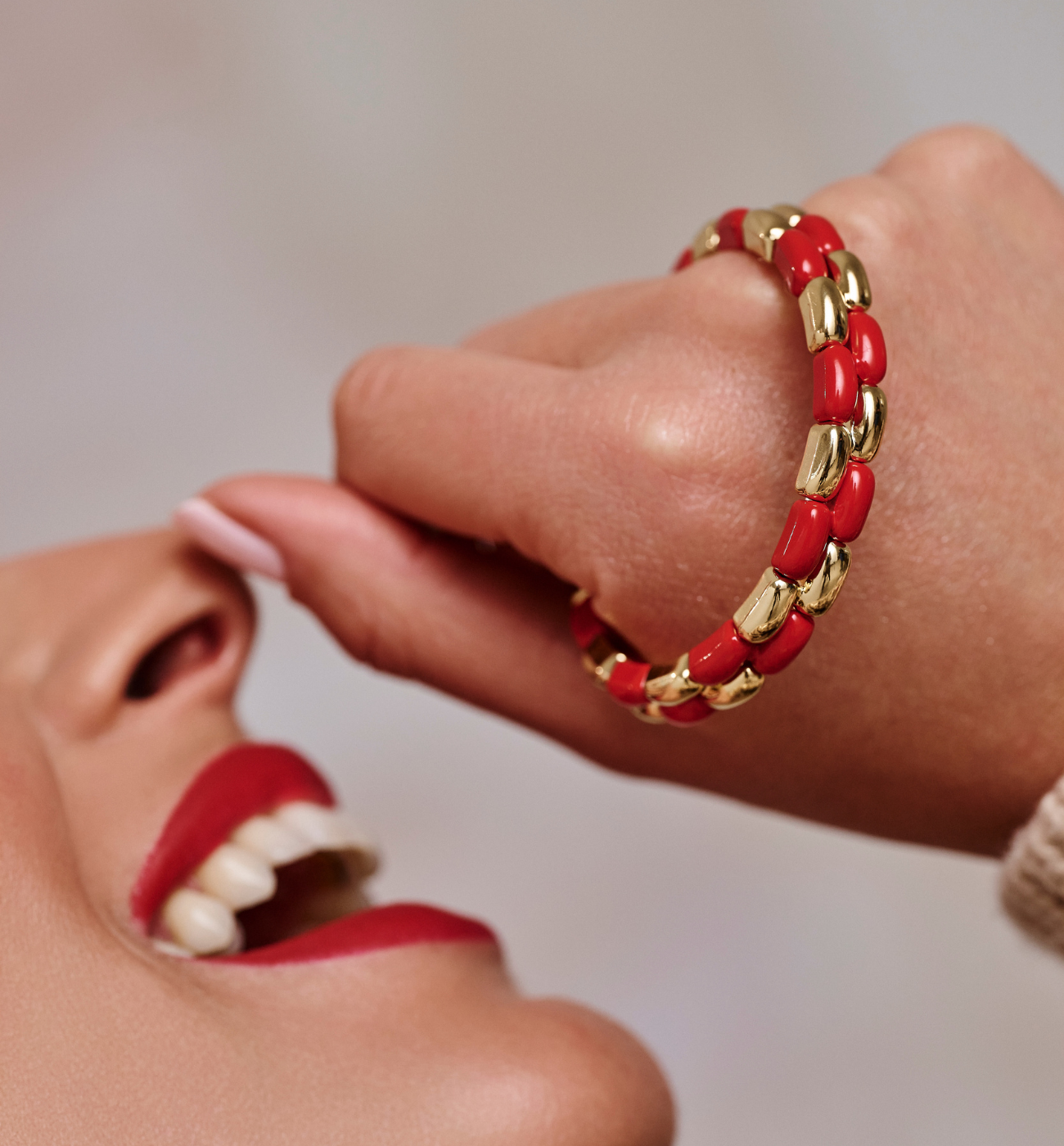 Bransoletka czerwono-złota z geometrycznych ogniw BCR0030