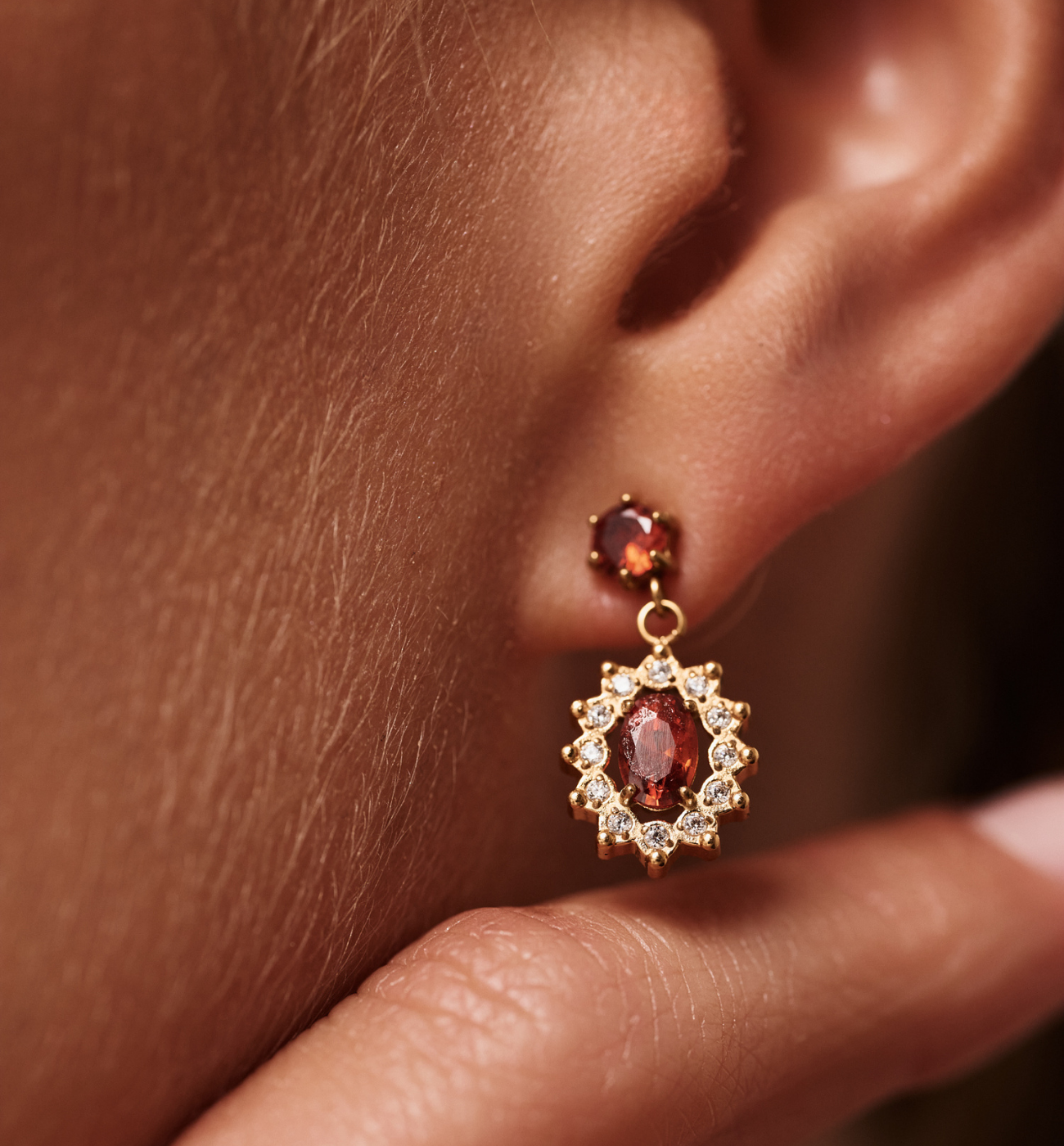 Kolczyki z czerwonym kryształem i złotą oprawą KSS2050