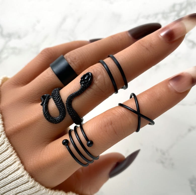 Zestaw eleganckich czarnych pierścionków