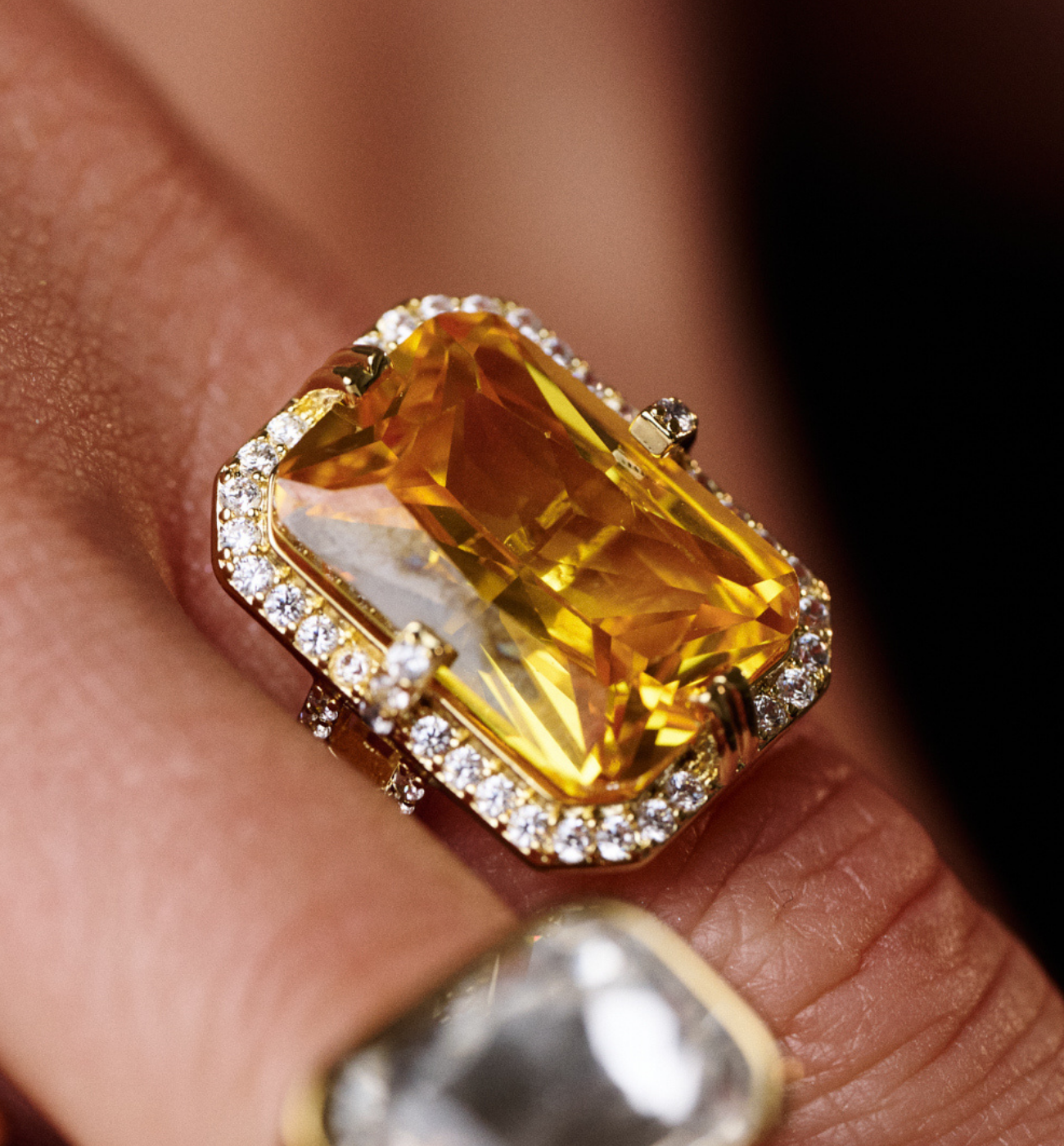 Pierścionek z dużym żółtym kryształem i cyrkoniami złoty PSS0200