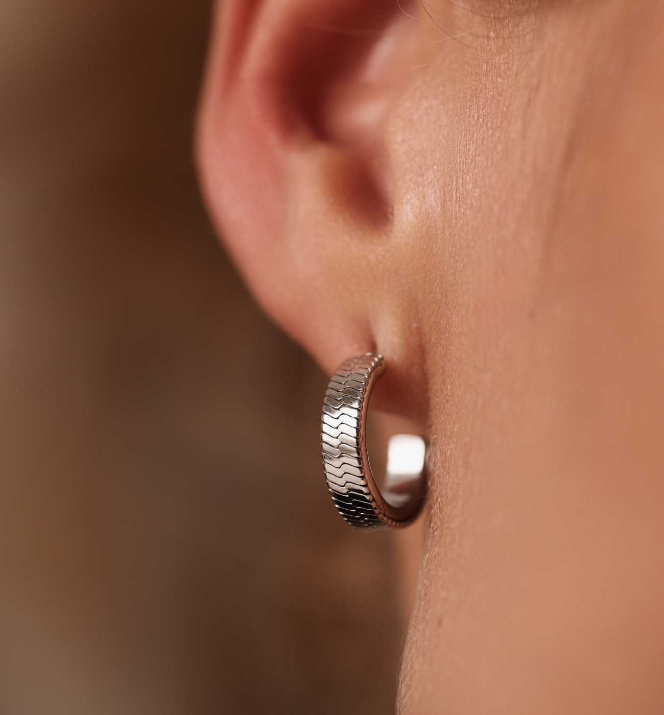 Kolczyki półkola srebrne ze wzorem KSY0413