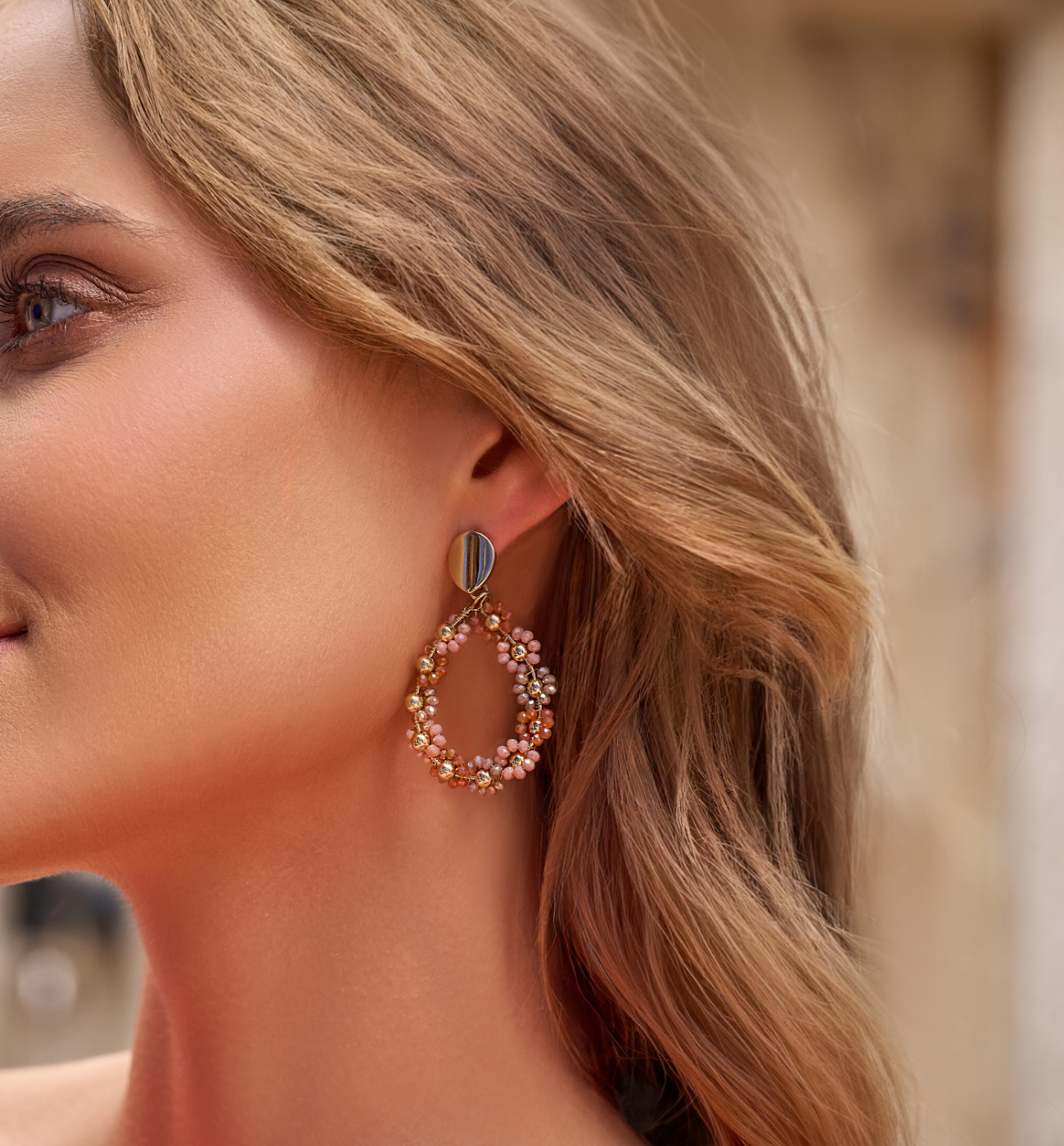 Kolczyki z brązowymi i brzoskwiniowymi kryształkami KWE0165