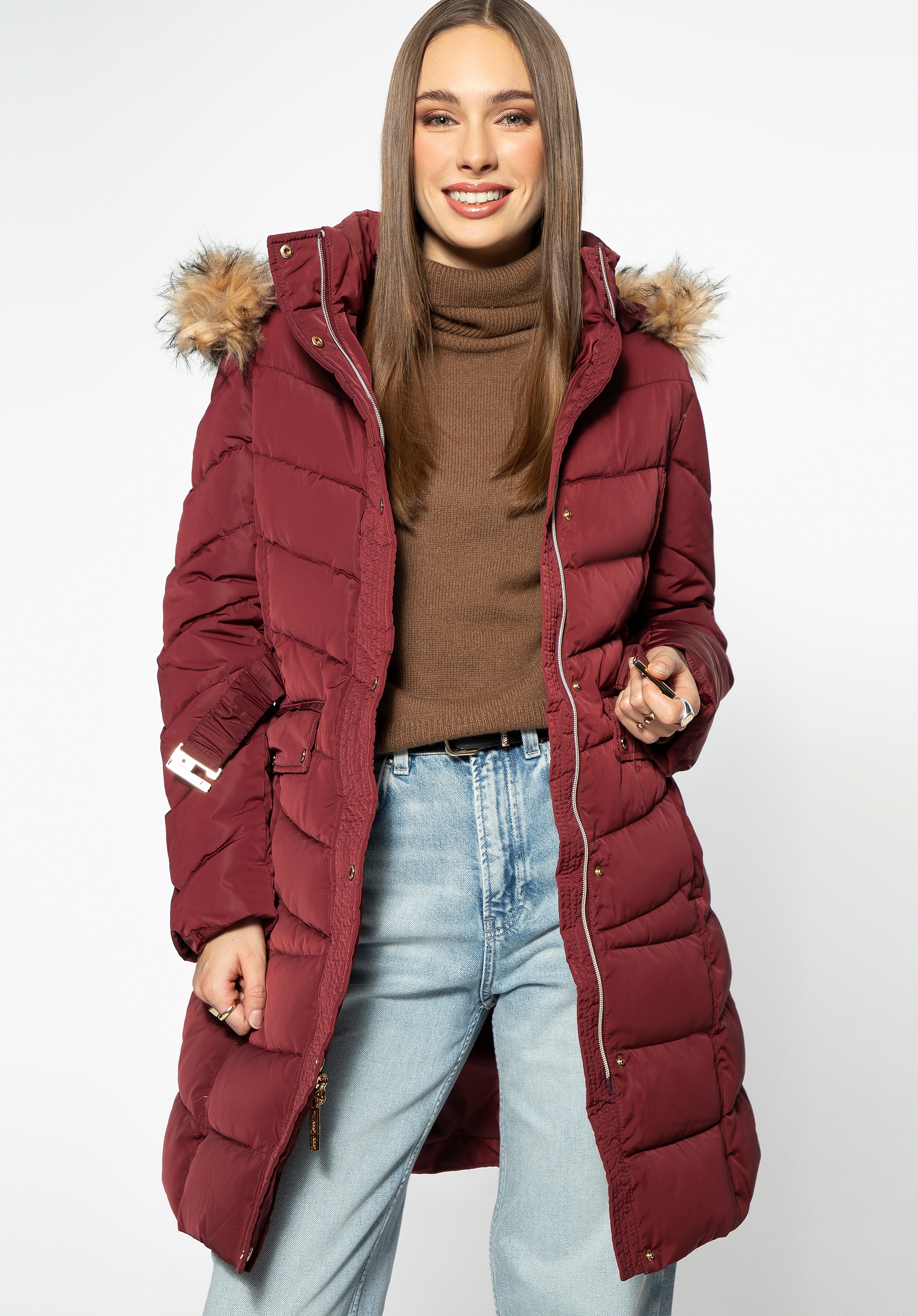 Damski płaszcz pikowany z paskiem ciemny czerwony