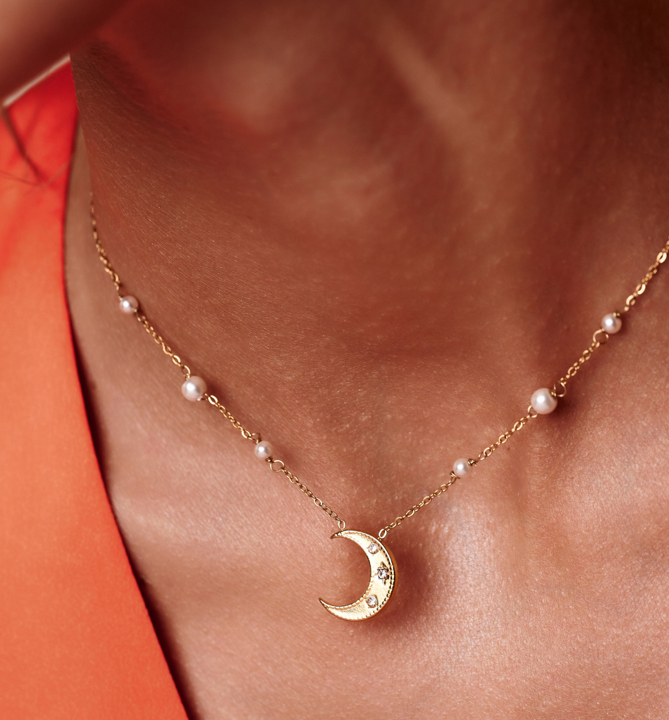Naszyjnik z księżycem i perełkami złoty NEA0068
