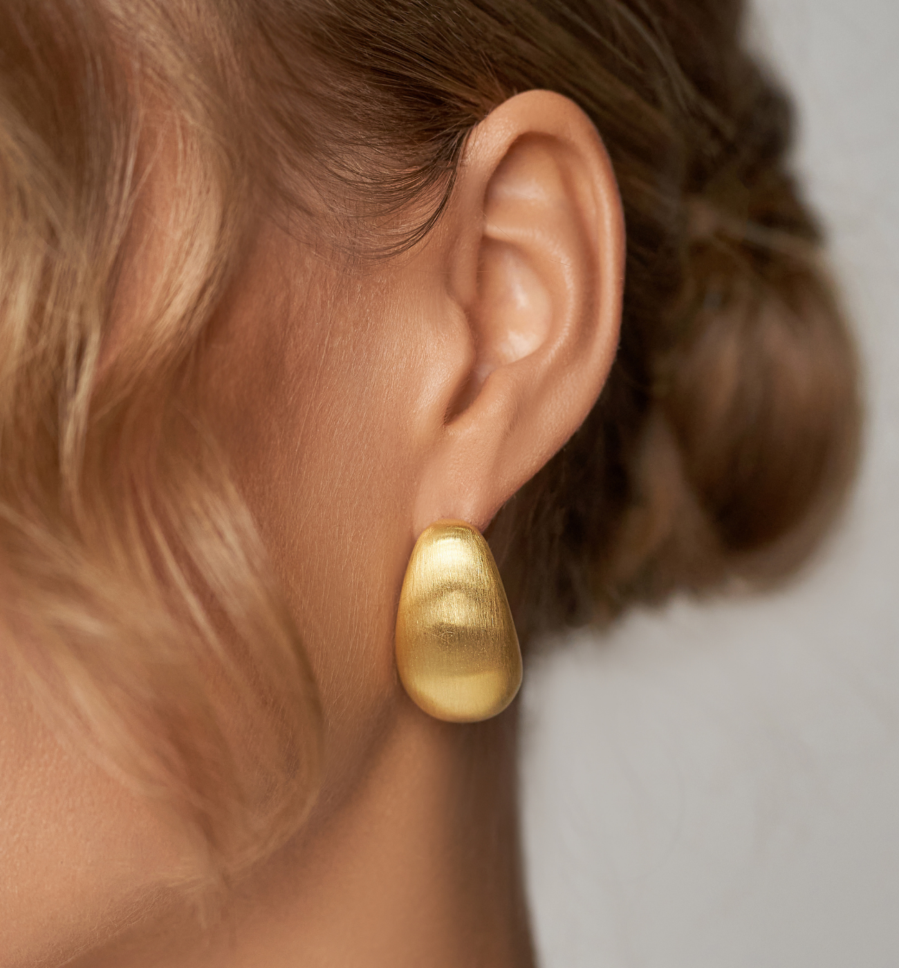 Kolczyki owalne złote satynowe Famaillá KRG0984