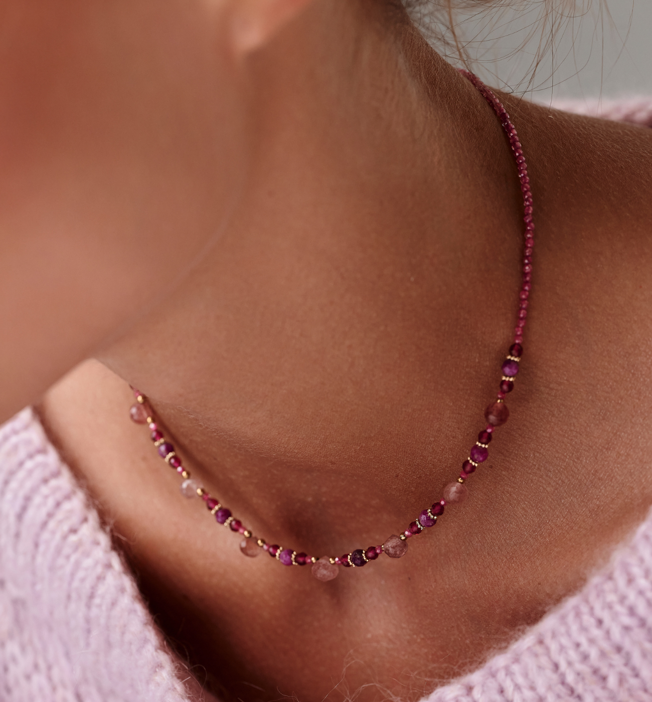 Naszyjnik z kamieniami naturalnymi z delikatnymi złotymi akcentami - By Dziubeka