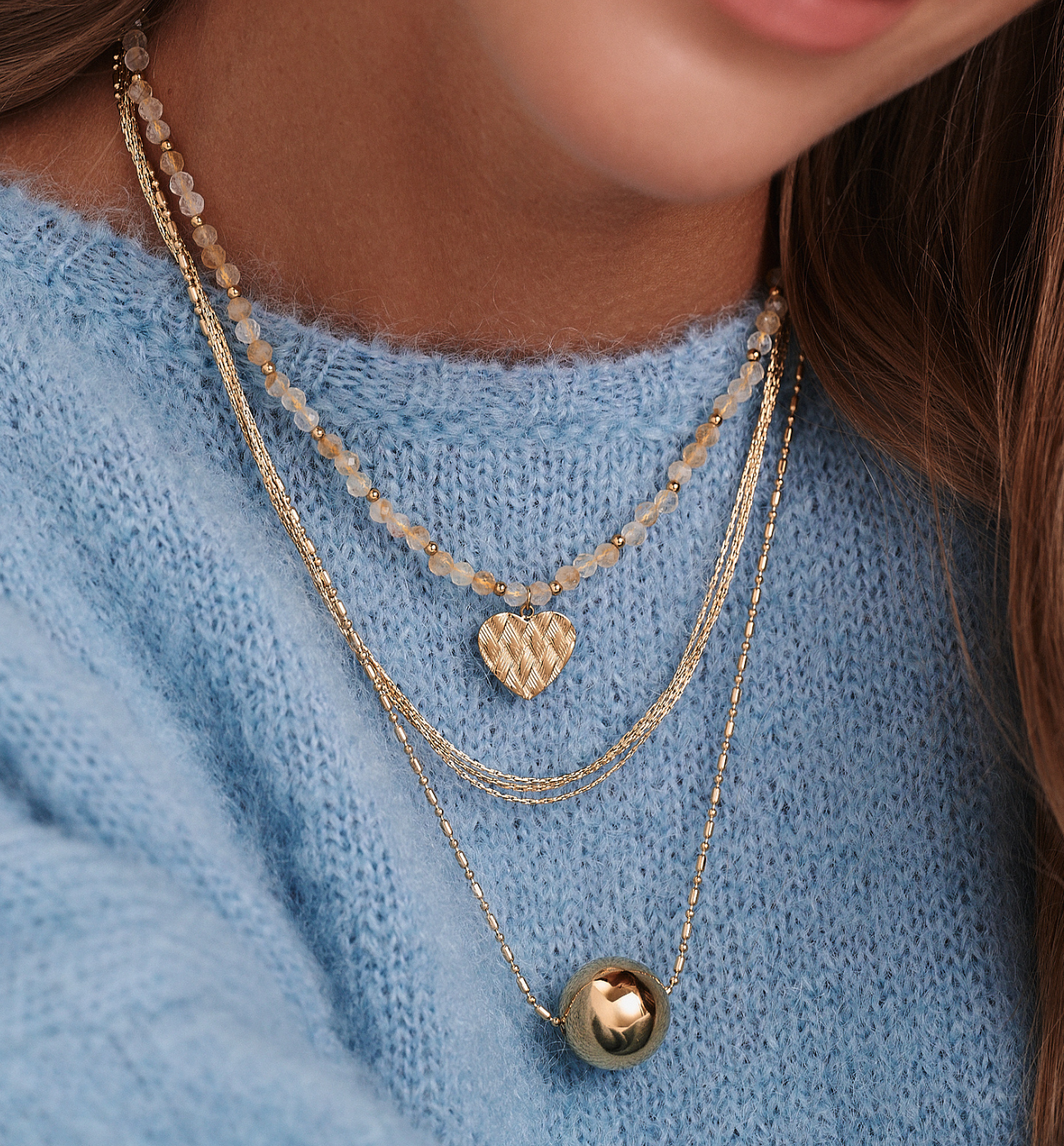 Zestaw trzech naszyjników w odcieniach złota z kamieniami ZN0174