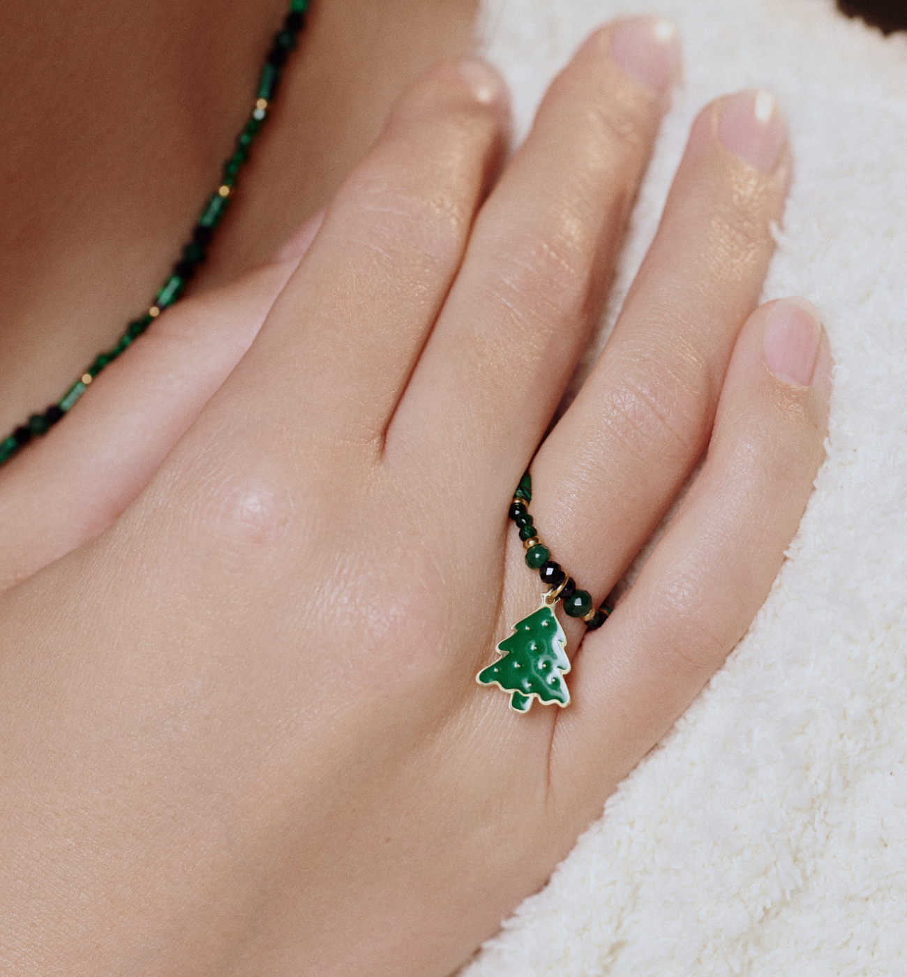 Pierścionek elastyczny zielony z choinką PTW0524