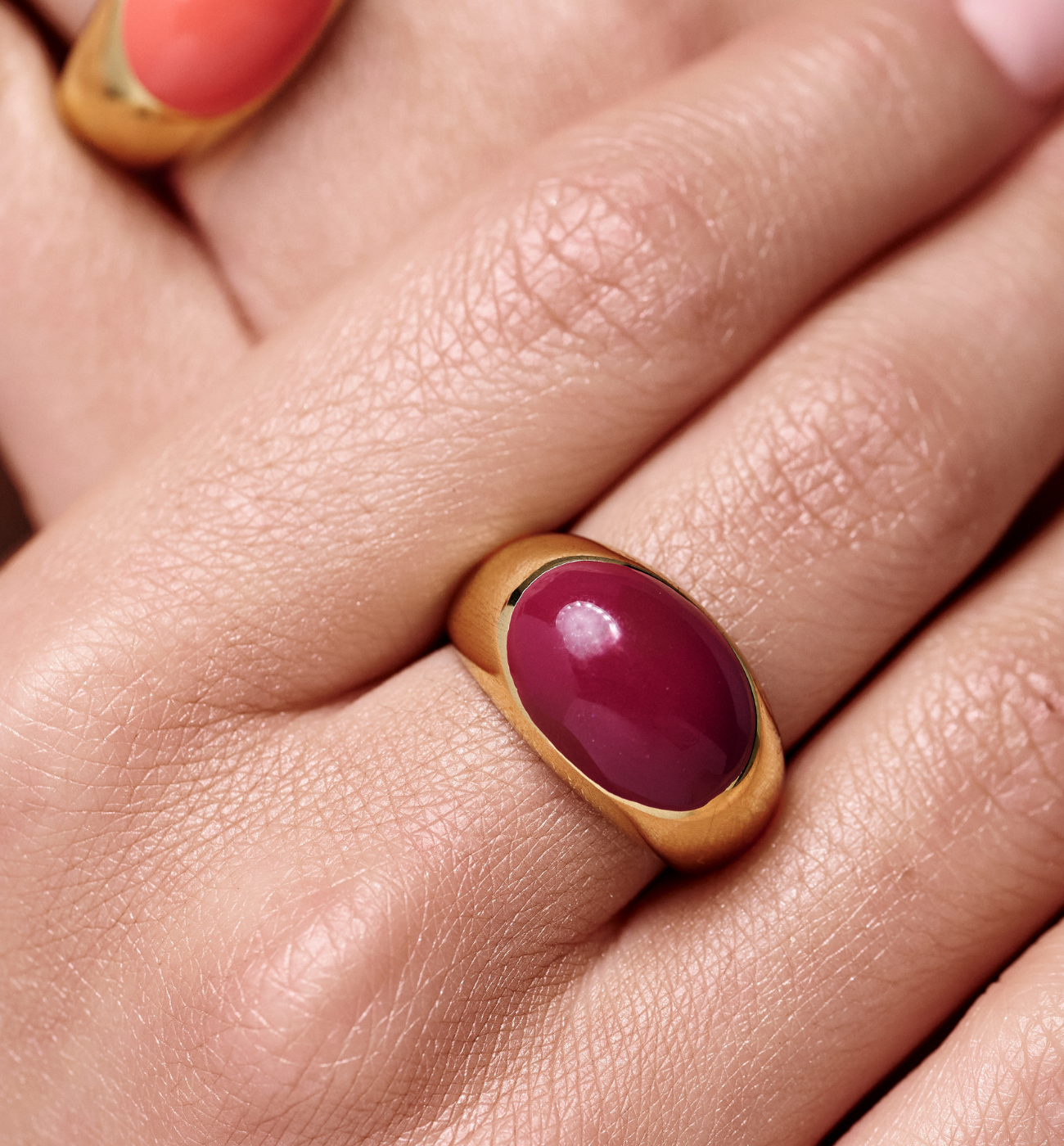 Pierścionek sygnet z wiśniową emalią - By Dziubeka