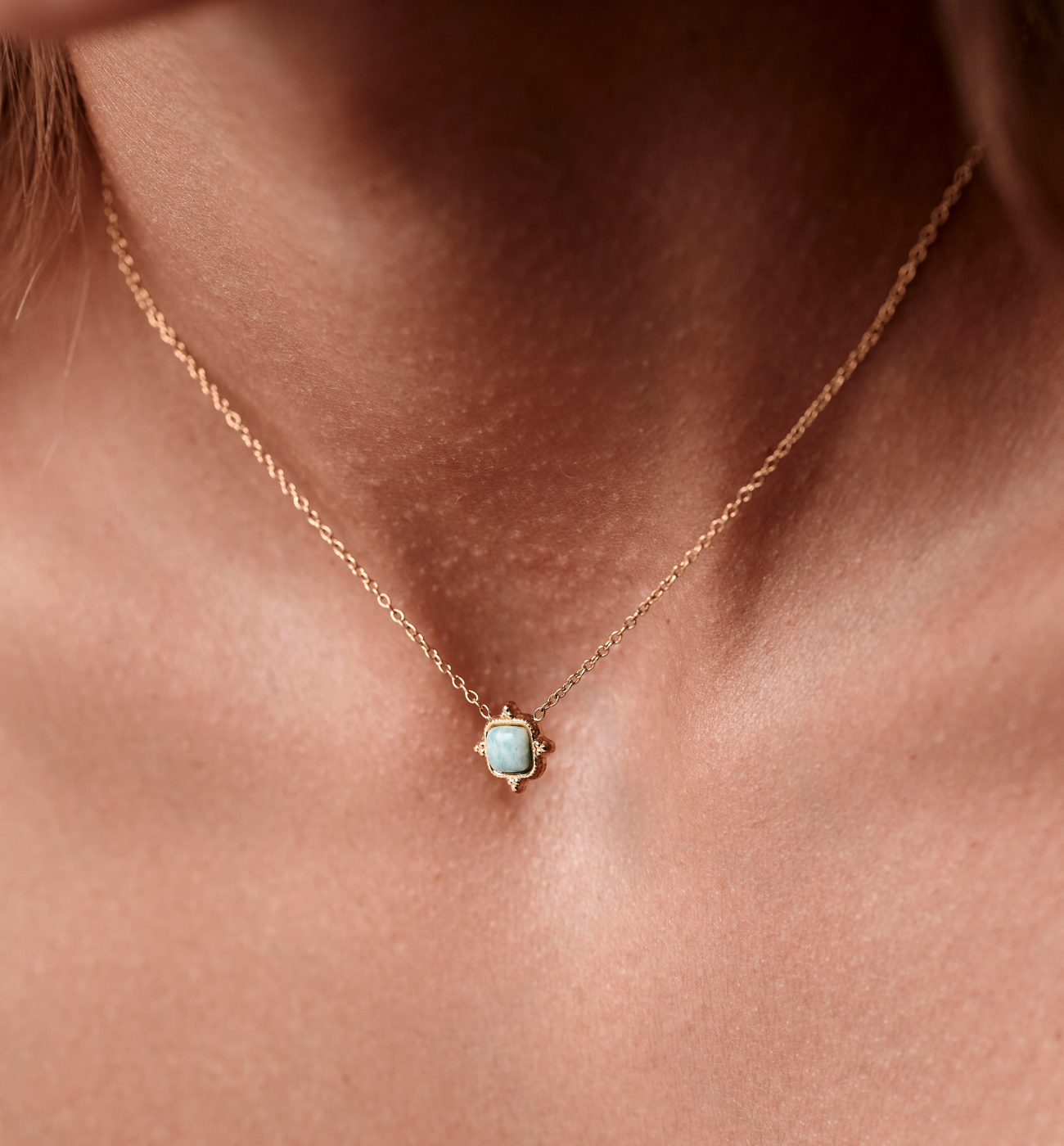 Naszyjnik delikatny złoty z amazonitem NEA0025 - By Dziubeka