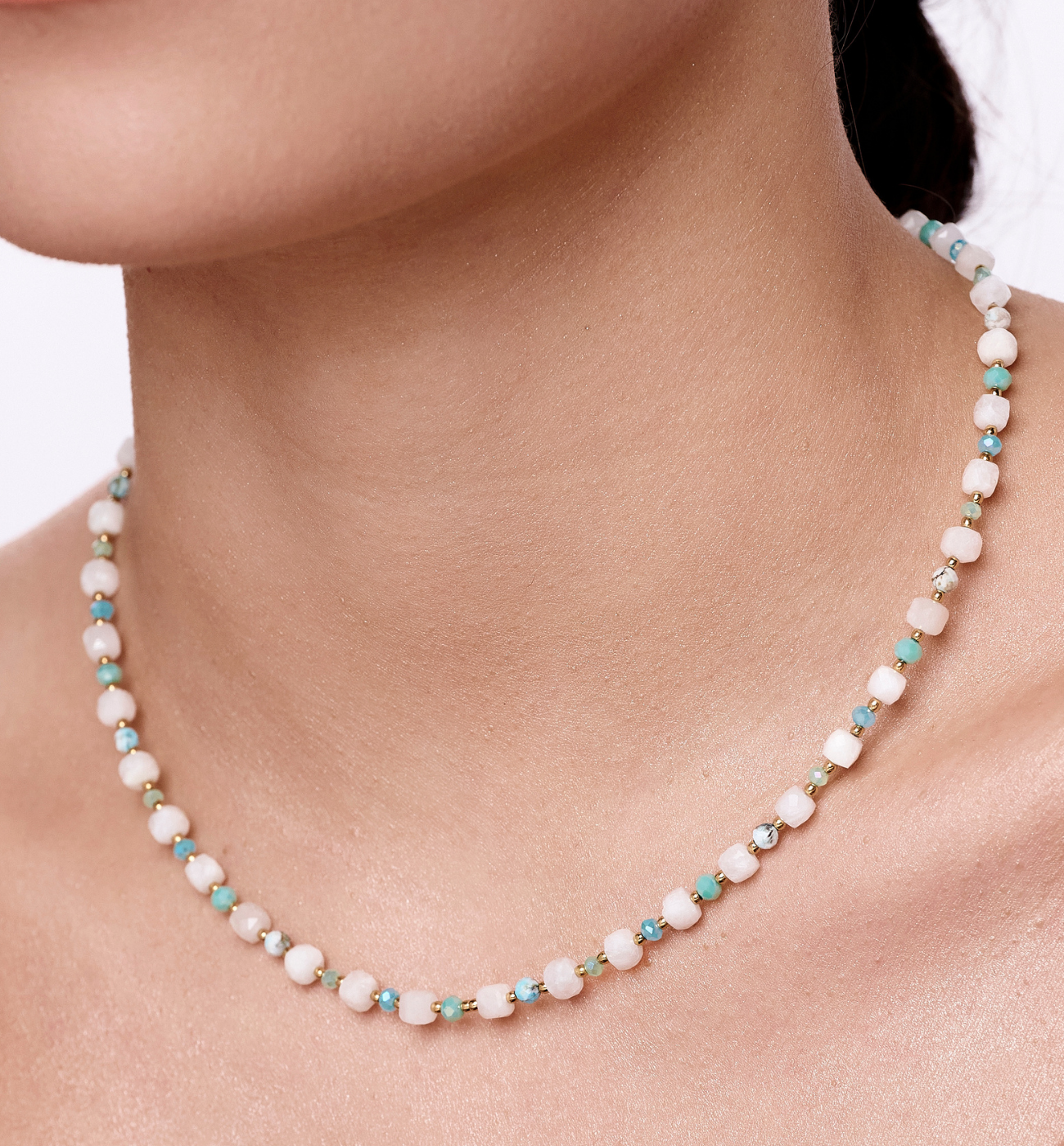 Naszyjnik z kamieniem księżycowym i delikatnymi akcentami szklanymi - By Dziubeka