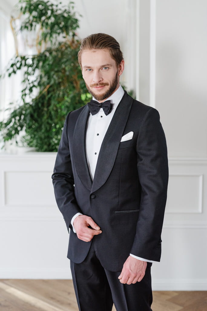 Czarny smoking jednorzędowy