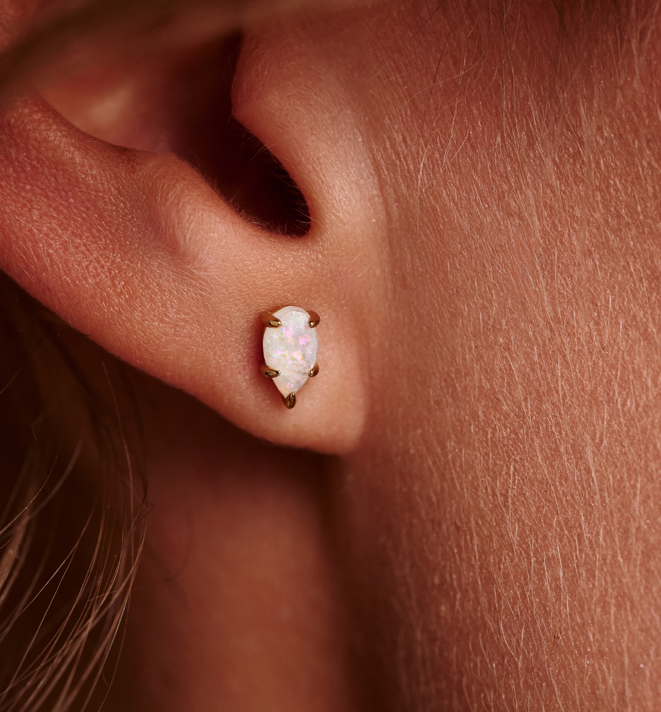 Kolczyki złocone sztyfty z opalem białym KSA2413