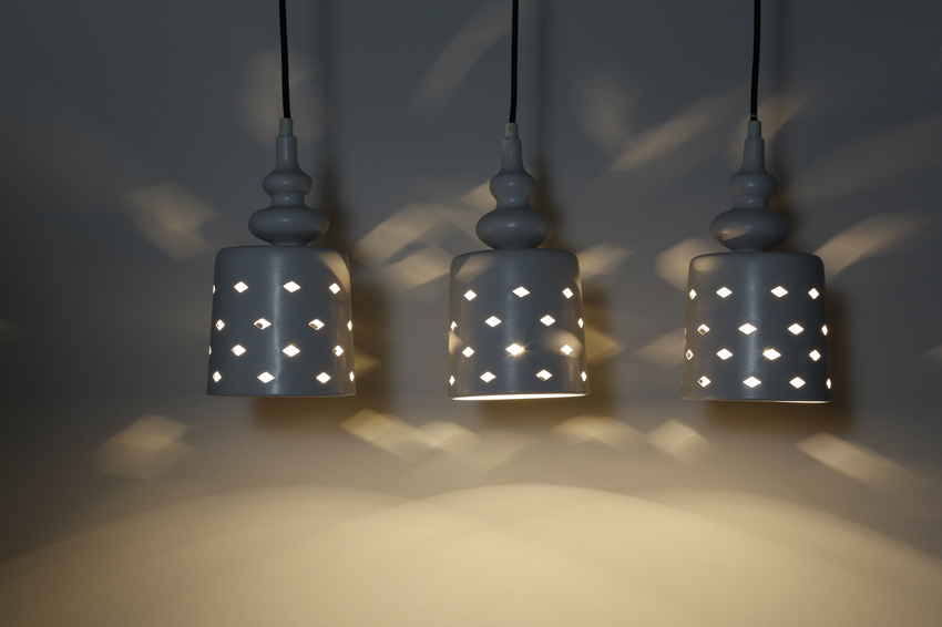 Biała lampa wisząca 3-płomienna do salonu HAMP metal