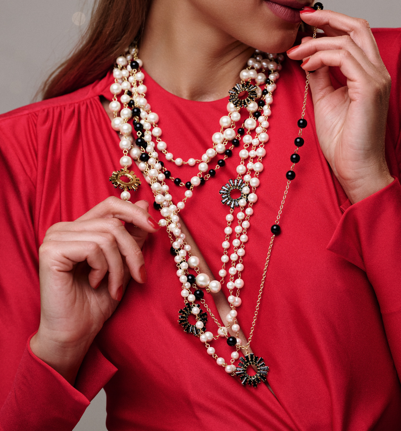 Naszyjnik wielorzędowy perłowo czarny ze zdobieniami - By Dziubeka